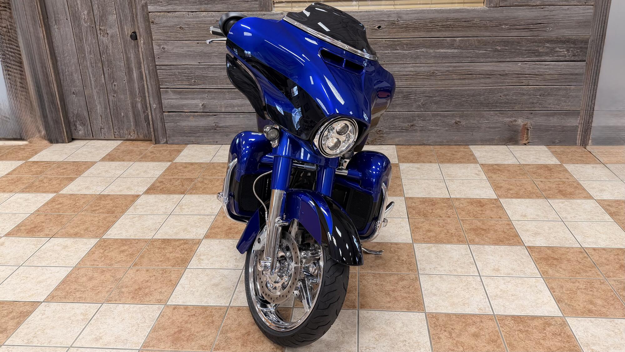2017 Harley-Davidson® CVO™ Street Glide® Candy Cobalt/Indigo Ink with Mirror Chrome Aggressor Wheels, photo 14