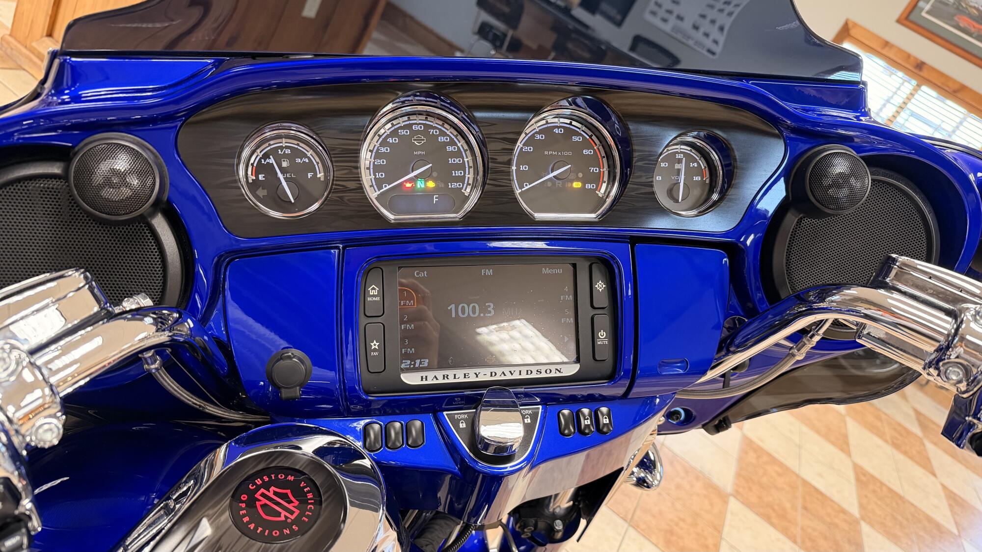 2017 Harley-Davidson® CVO™ Street Glide® Candy Cobalt/Indigo Ink with Mirror Chrome Aggressor Wheels, photo 13