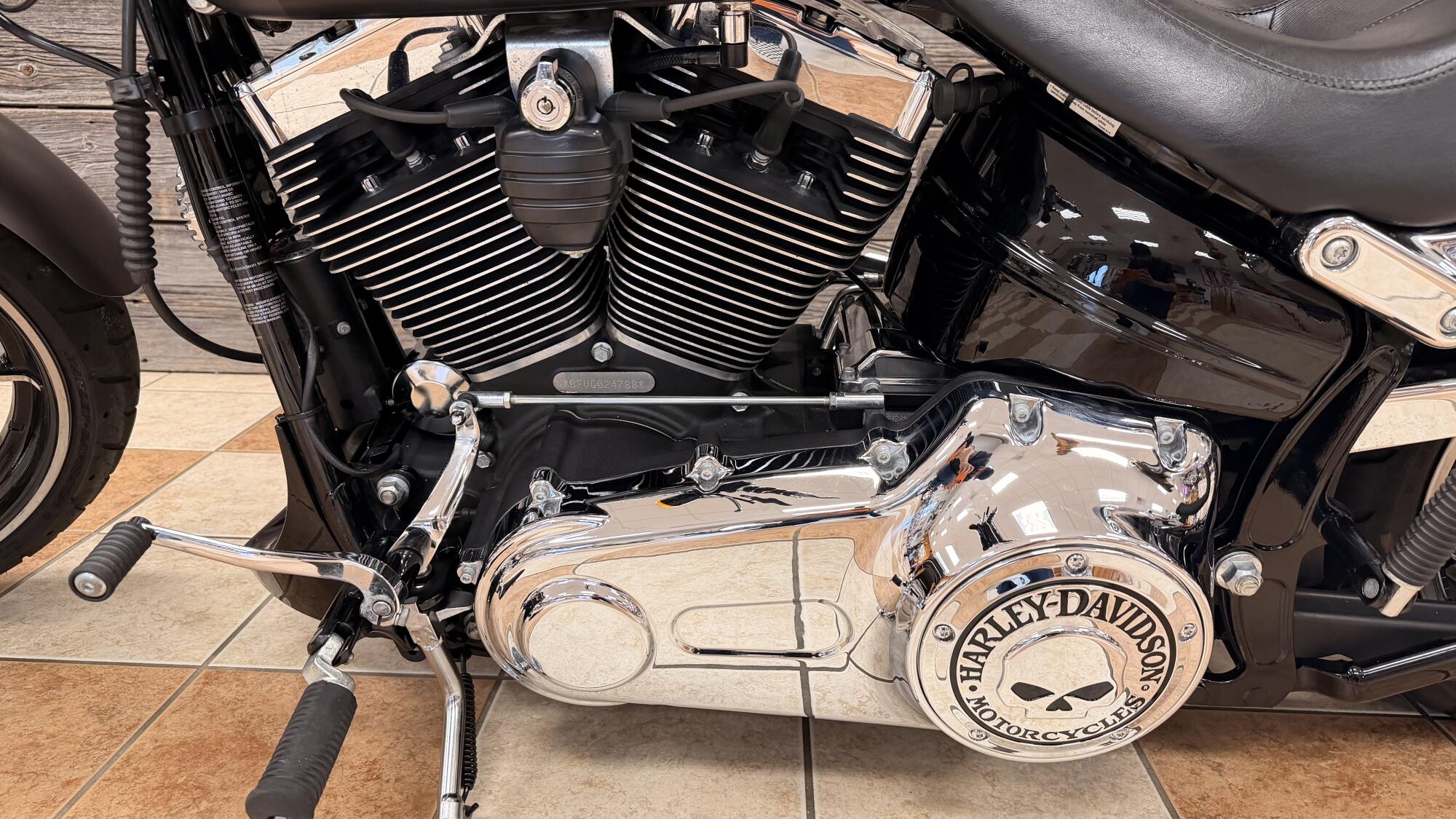 2016 Harley-Davidson® Breakout® Charcoal Denim, photo 16