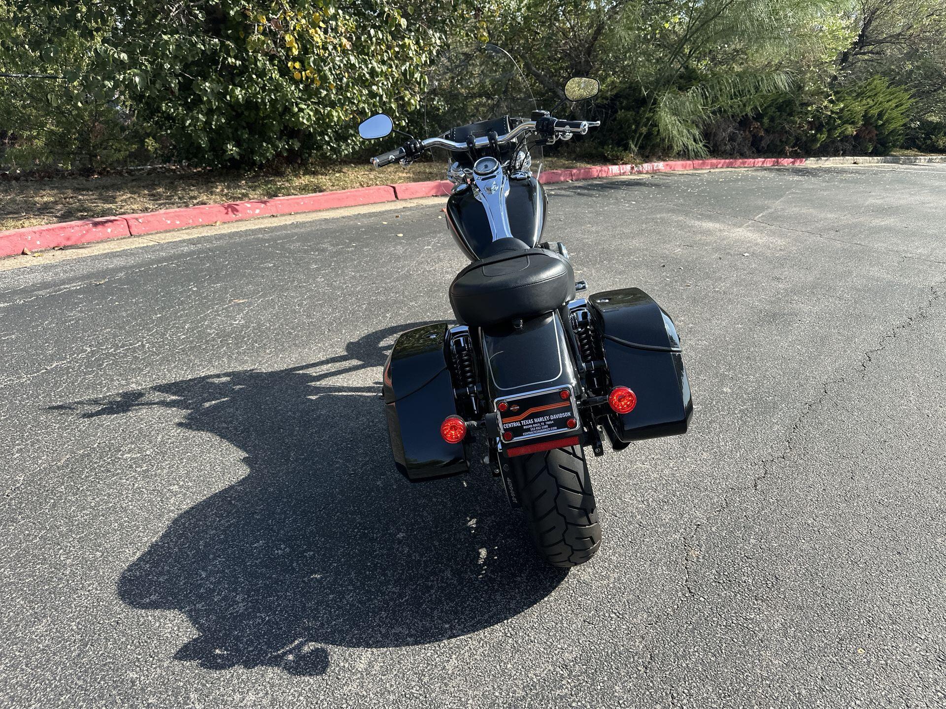 2010 Harley-Davidson® Wide Glide® FXDWG, photo 9