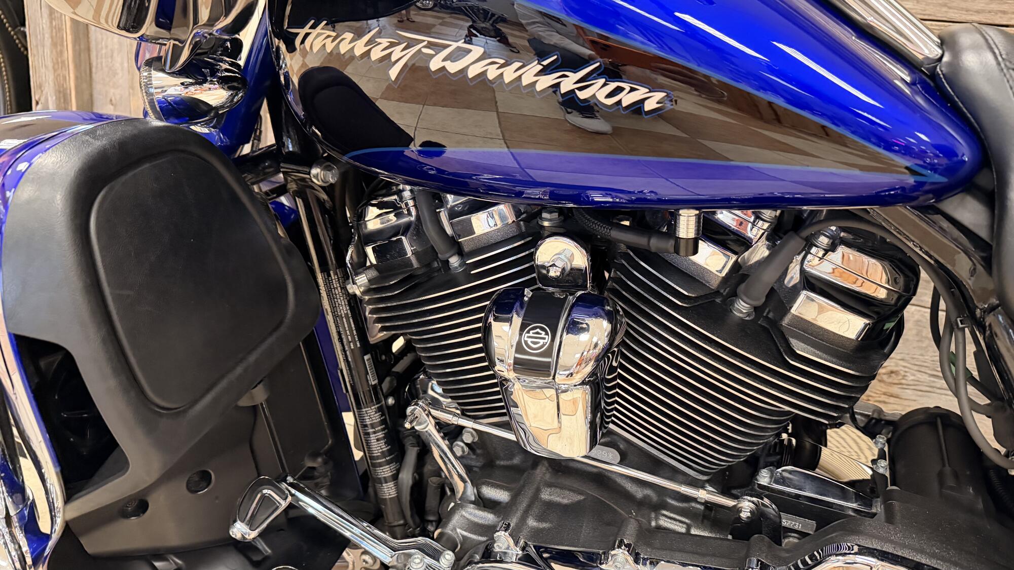 2017 Harley-Davidson® CVO™ Street Glide® Candy Cobalt/Indigo Ink with Mirror Chrome Aggressor Wheels, photo 17