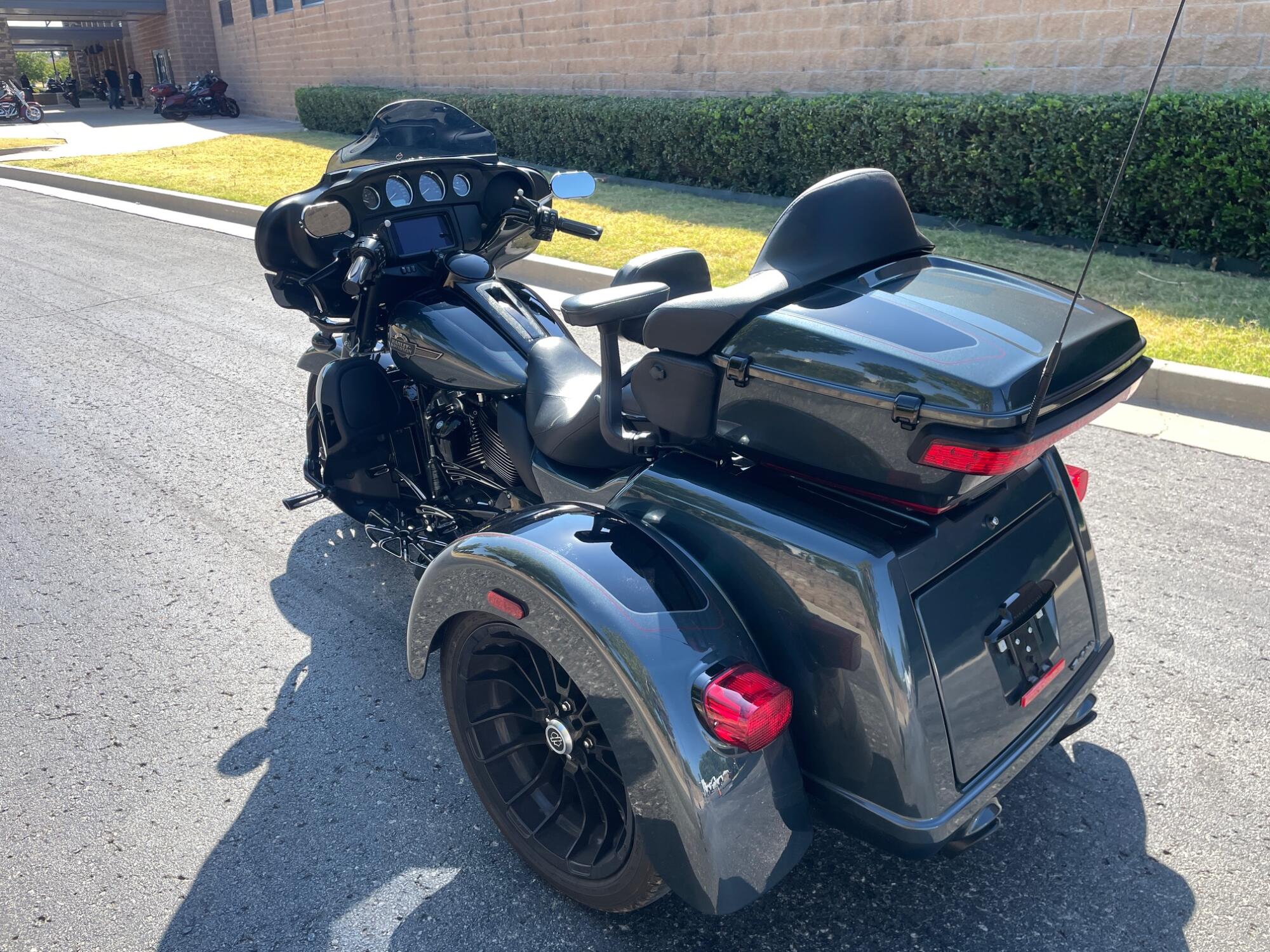 2025 Harley-Davidson® Tri Glide® Ultra FLHTCUTG, photo 9