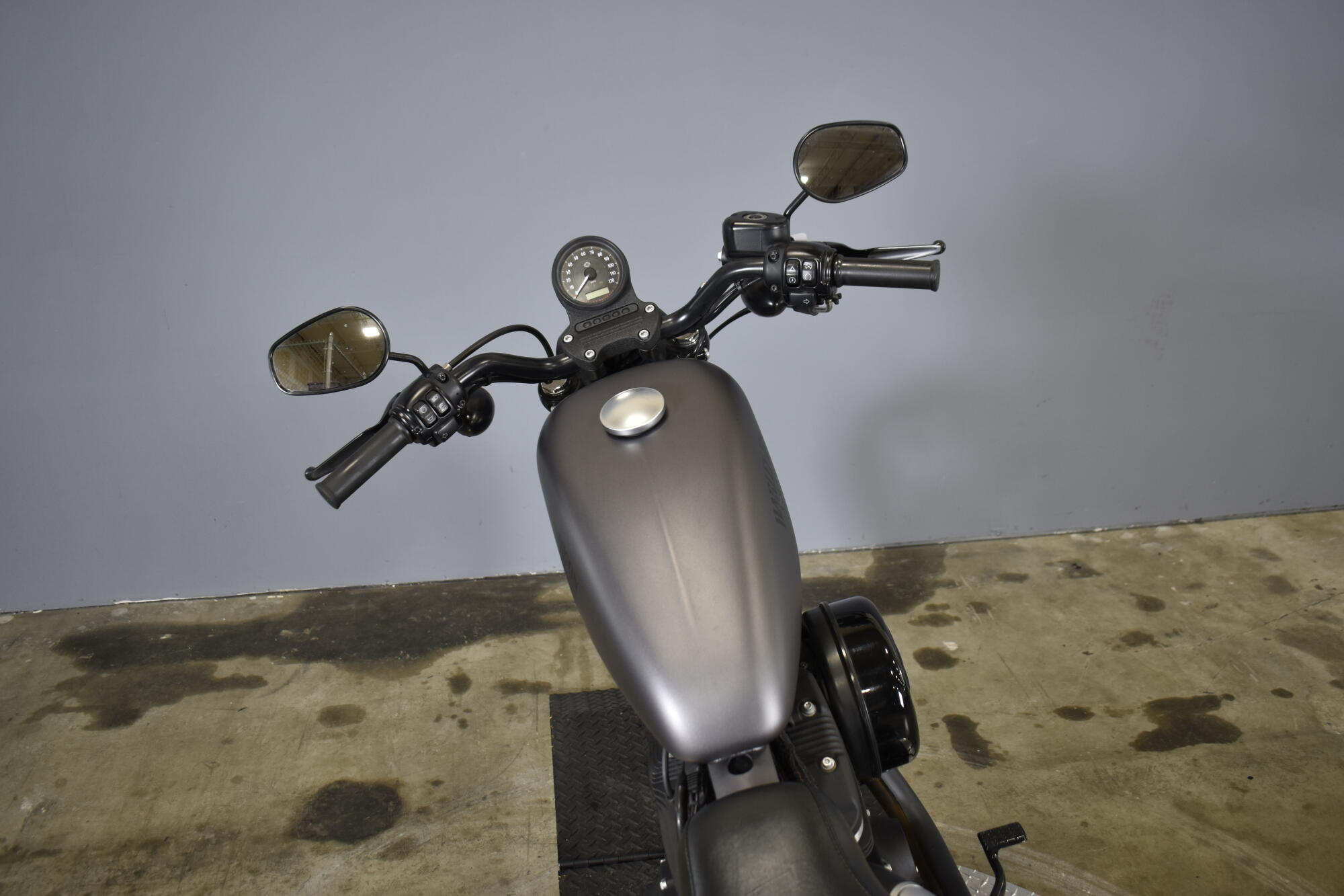 2016 Harley-Davidson® Iron 883™ Charcoal Denim, photo 8