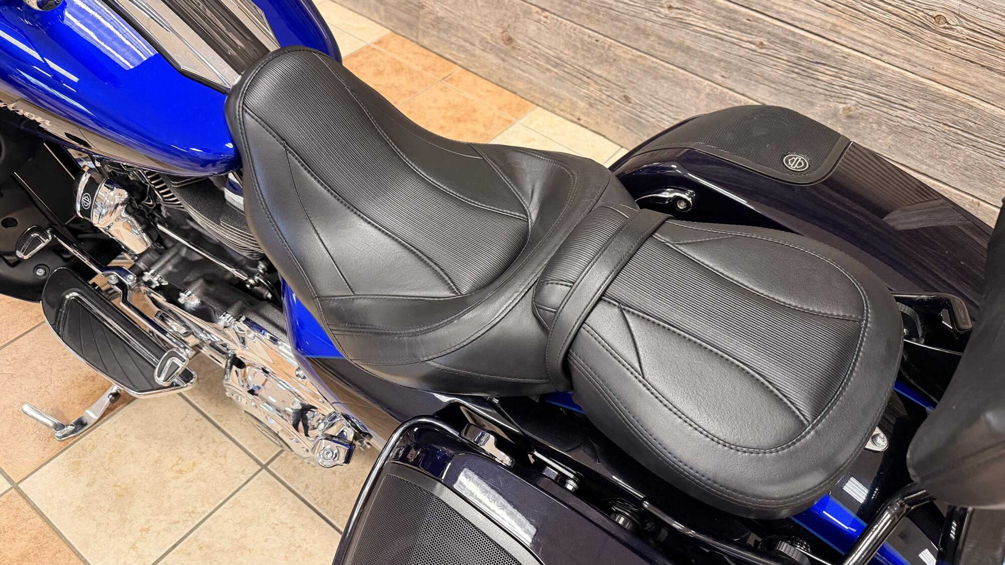 2017 Harley-Davidson® CVO™ Street Glide® Candy Cobalt/Indigo Ink with Mirror Chrome Aggressor Wheels, photo 19