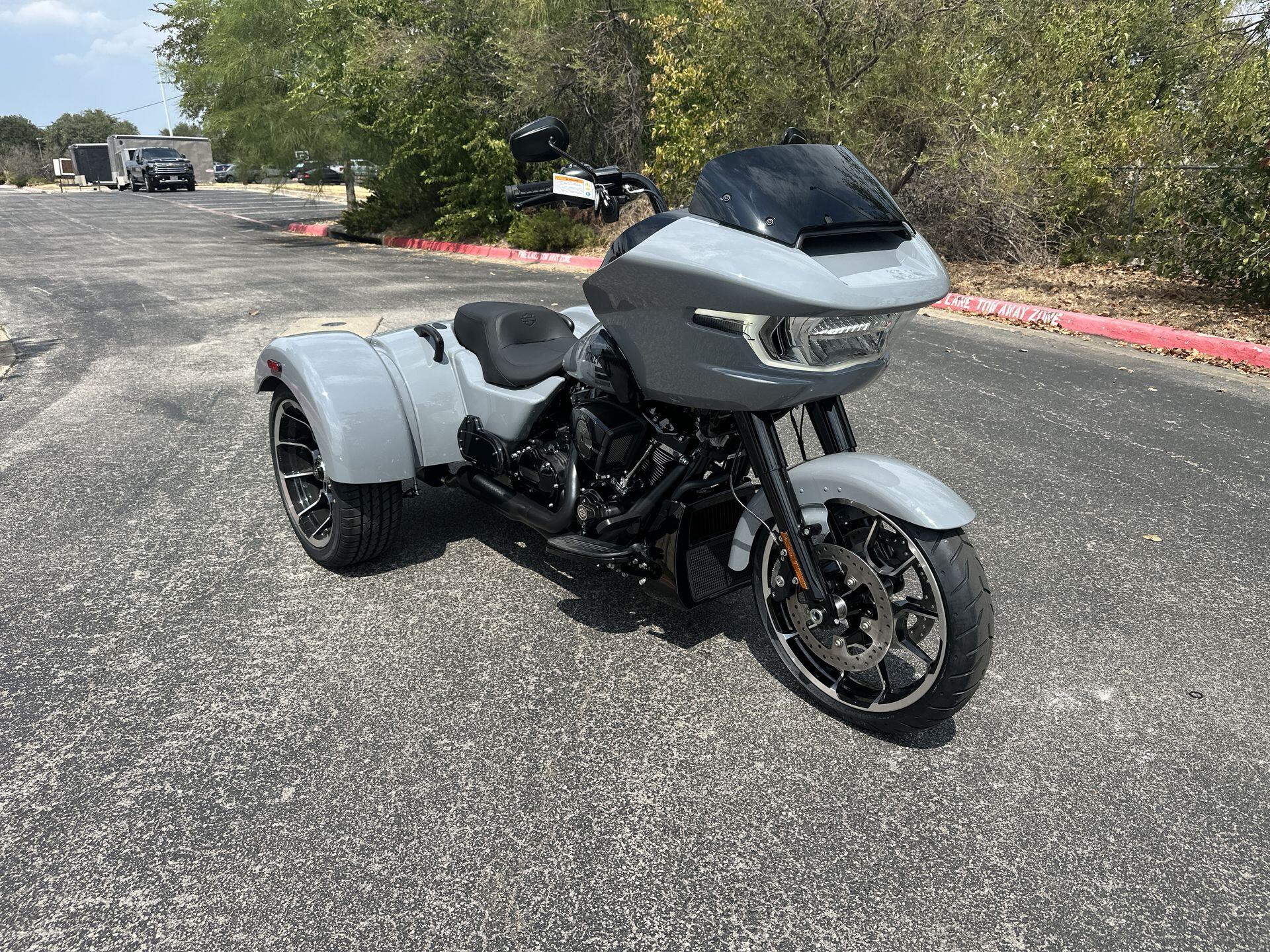 2026 Harley-Davidson® Road Glide 3 FLTRT, photo 4