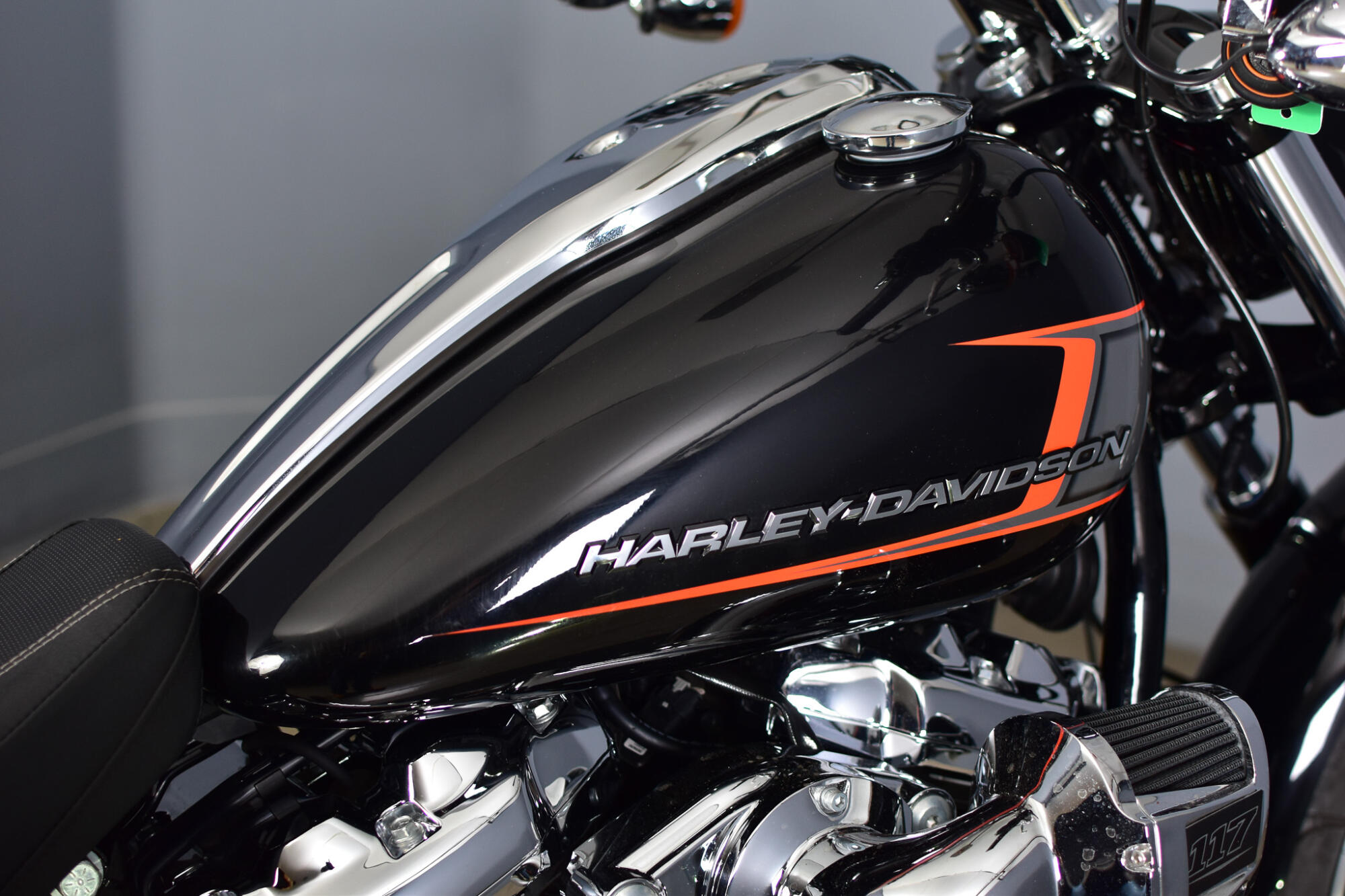 2023 Harley-Davidson® Breakout® Vivid Black, photo 16