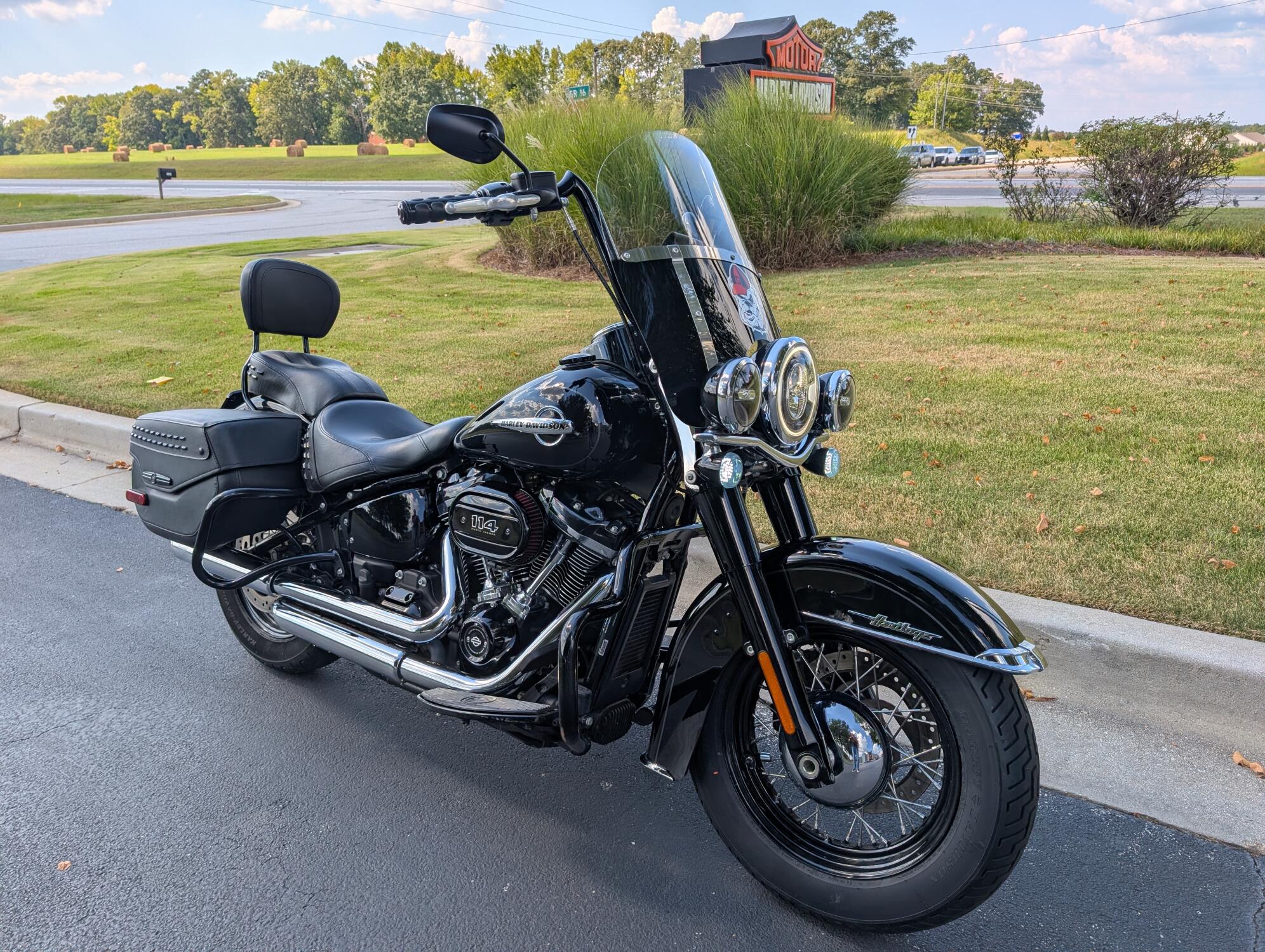 2019 Harley-Davidson® Heritage Classic 114 Vivid Black, photo 2