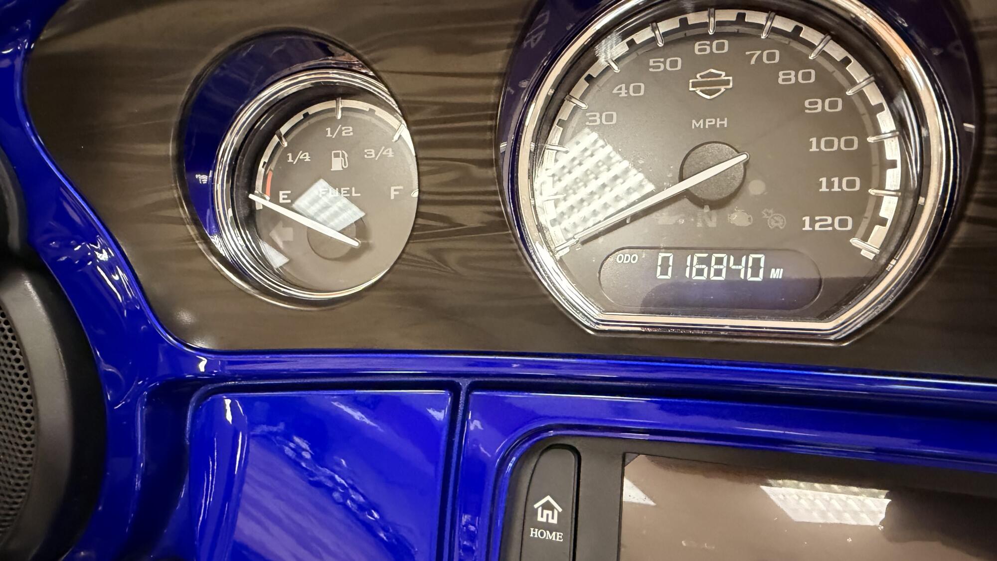 2017 Harley-Davidson® CVO™ Street Glide® Candy Cobalt/Indigo Ink with Mirror Chrome Aggressor Wheels, photo 10