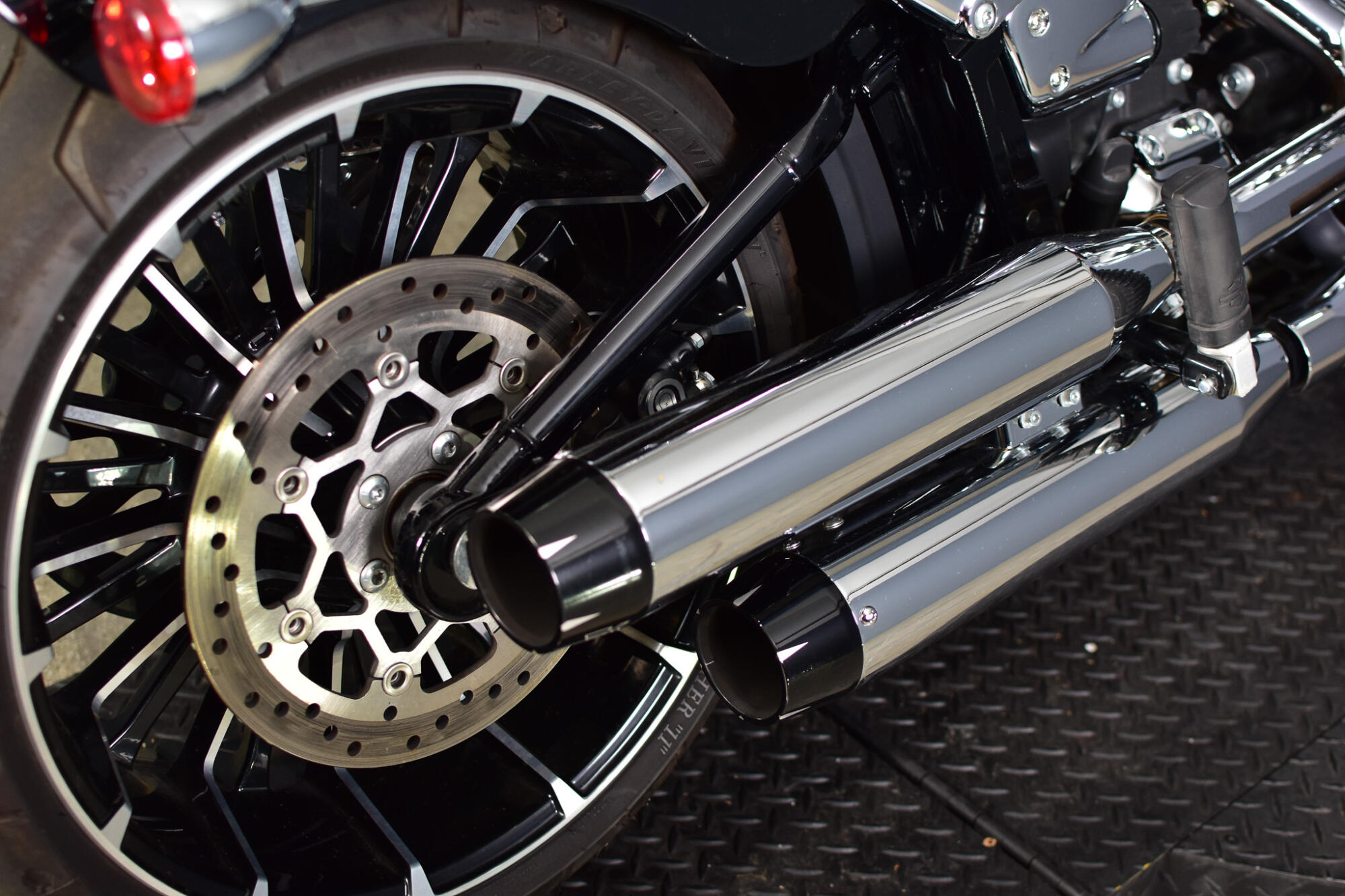 2023 Harley-Davidson® Breakout® Vivid Black, photo 17