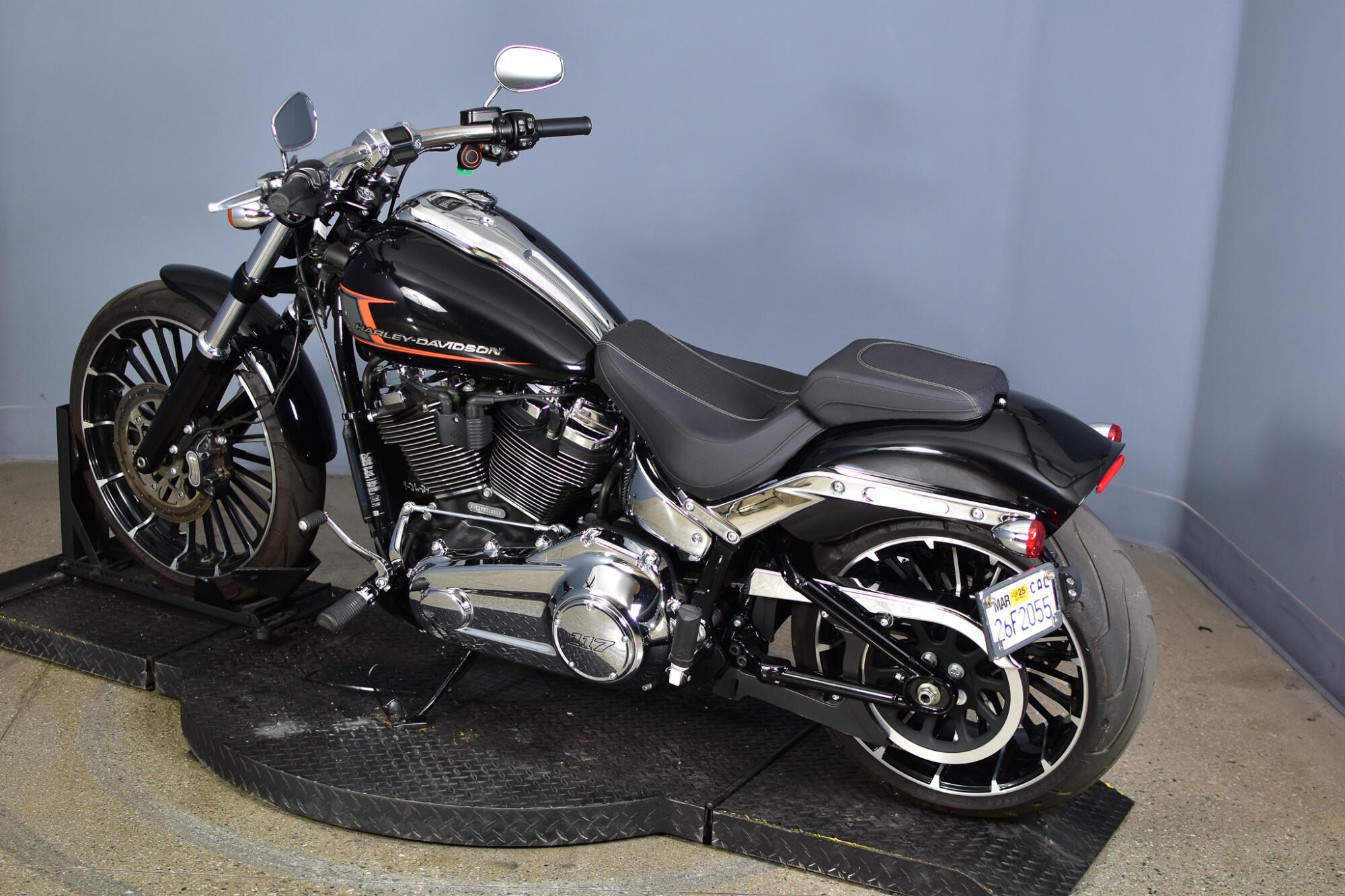 2023 Harley-Davidson® Breakout® Vivid Black, photo 6