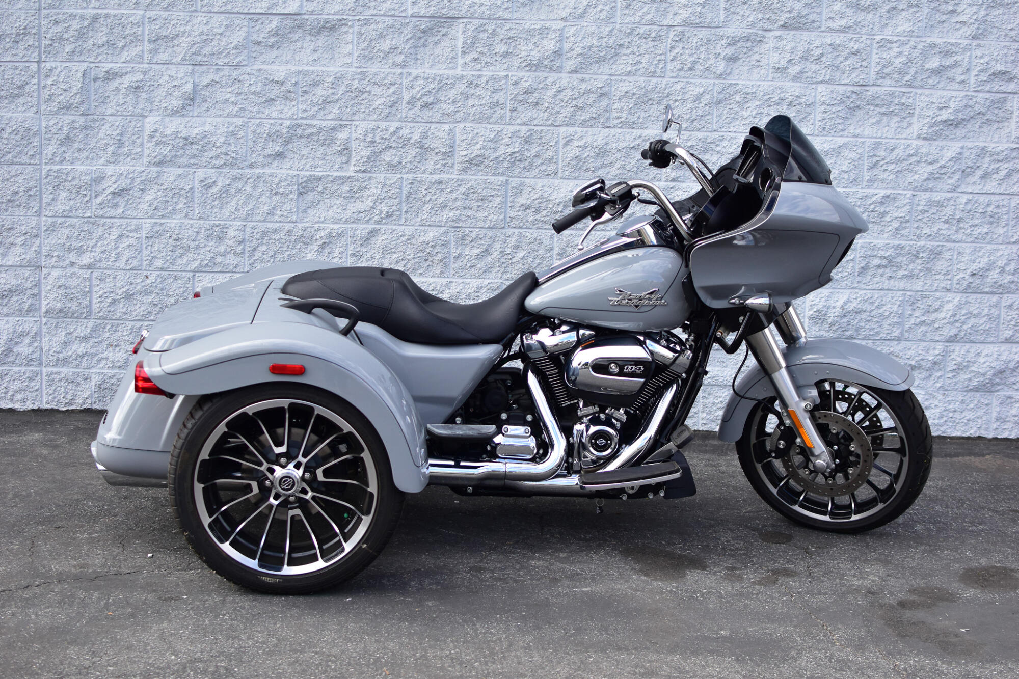 2024 Harley-Davidson® Road Glide® 3 Atlas Silver Metallic – Black Finish