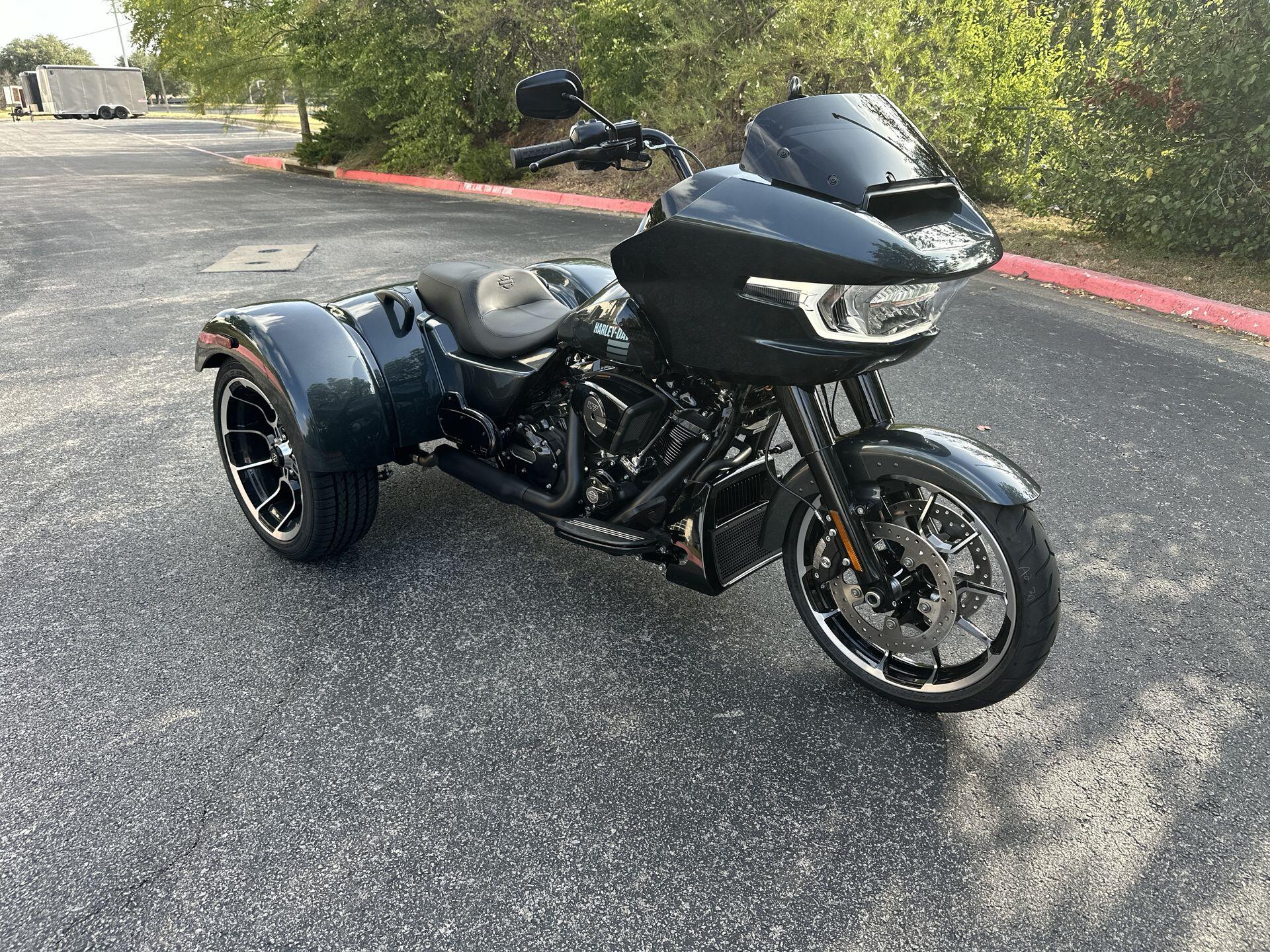 2026 Harley-Davidson® Road Glide 3 FLTRT, photo 4