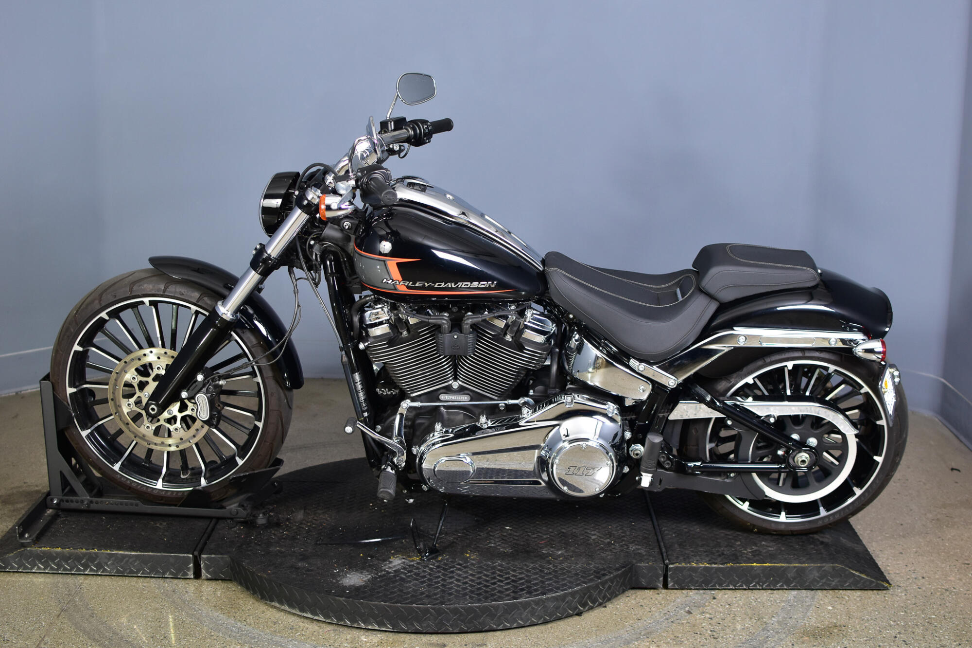2023 Harley-Davidson® Breakout® Vivid Black, photo 5