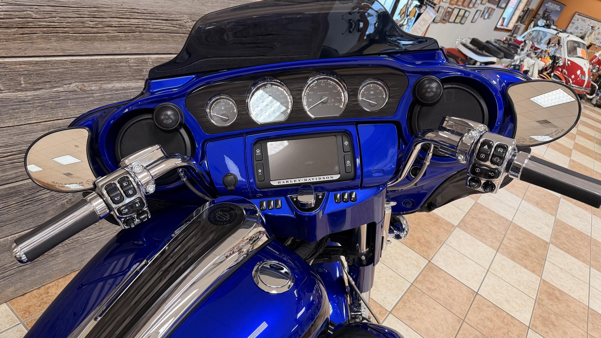 2017 Harley-Davidson® CVO™ Street Glide® Candy Cobalt/Indigo Ink with Mirror Chrome Aggressor Wheels, photo 9