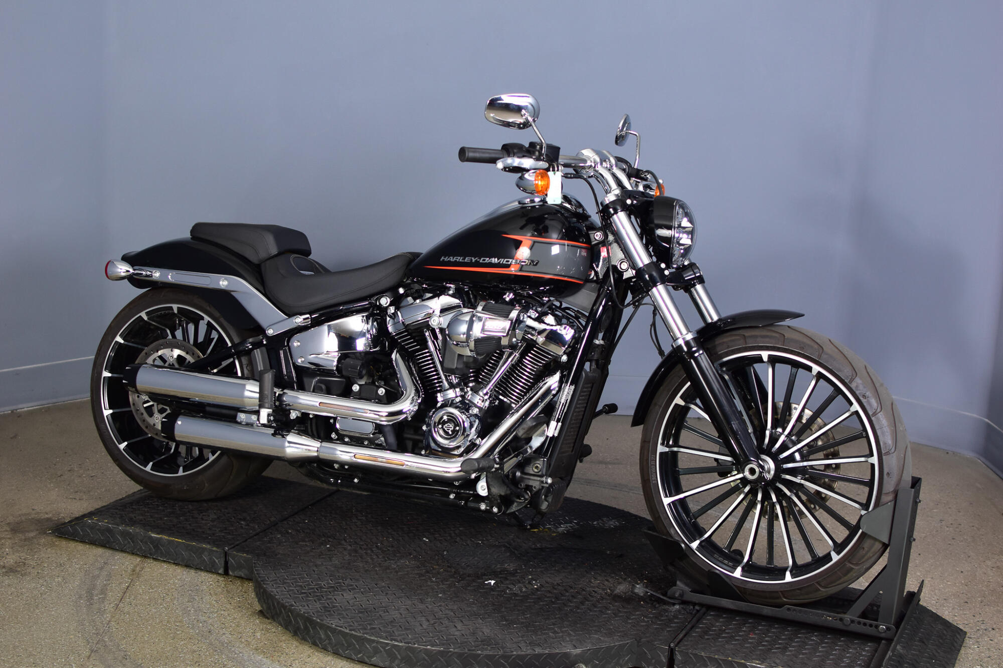 2023 Harley-Davidson® Breakout® Vivid Black, photo 2