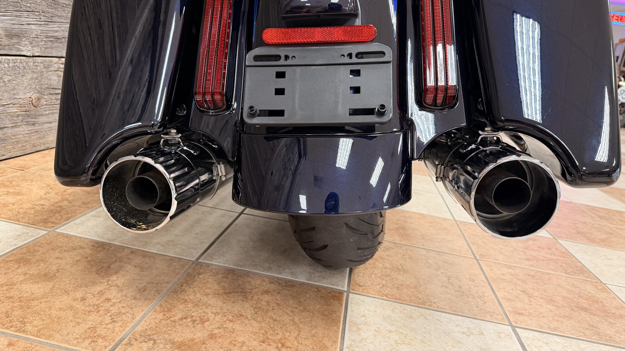 2017 Harley-Davidson® CVO™ Street Glide® Candy Cobalt/Indigo Ink with Mirror Chrome Aggressor Wheels, photo 7
