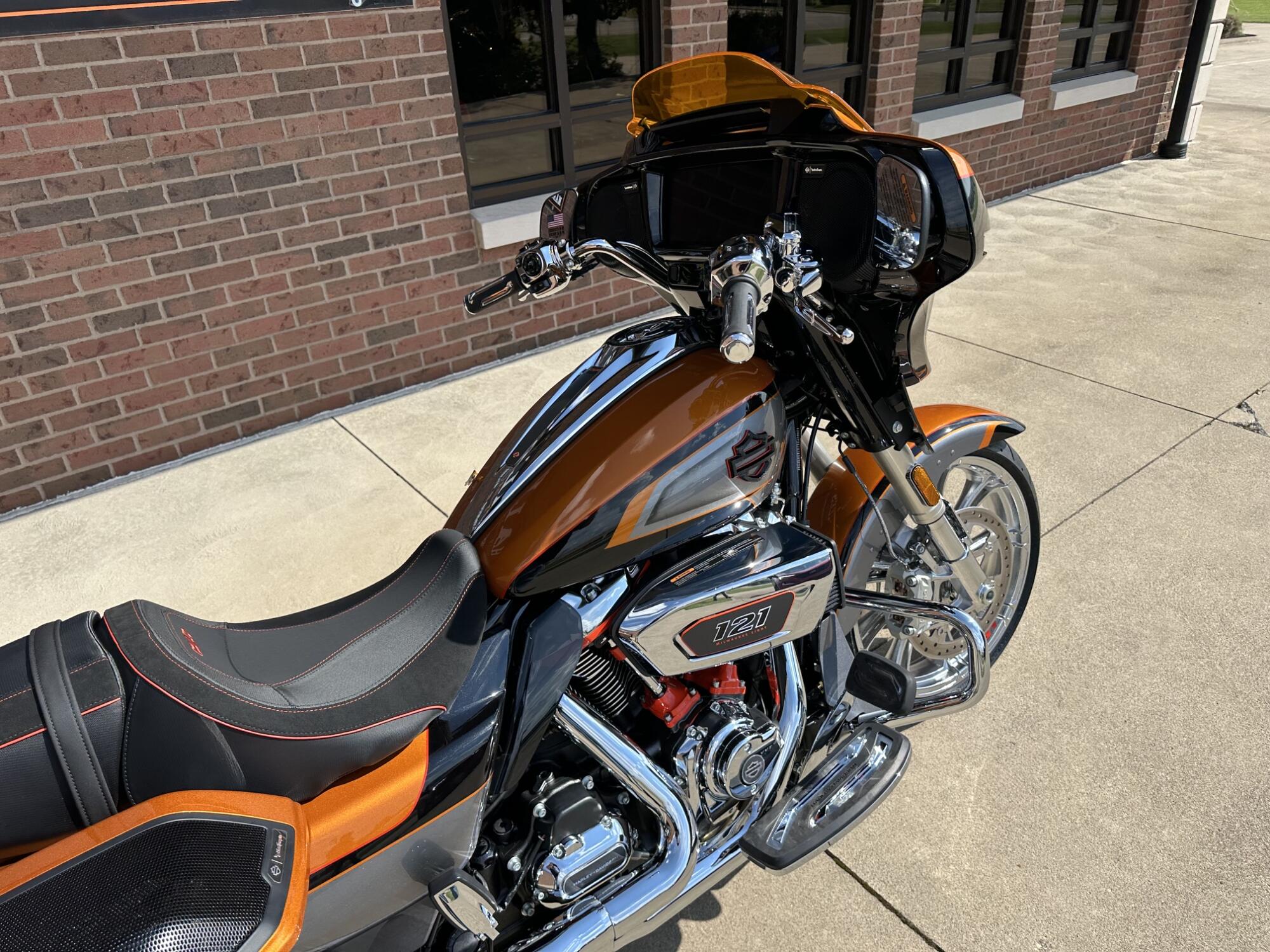 2026 Harley-Davidson CVO Street Glide FLHXSE Torched Orange, photo 6
