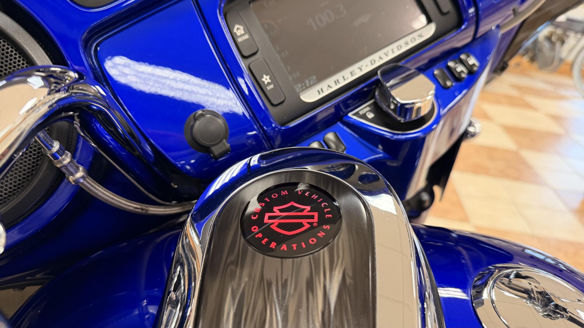 2017 Harley-Davidson® CVO™ Street Glide® Candy Cobalt/Indigo Ink with Mirror Chrome Aggressor Wheels, photo 11