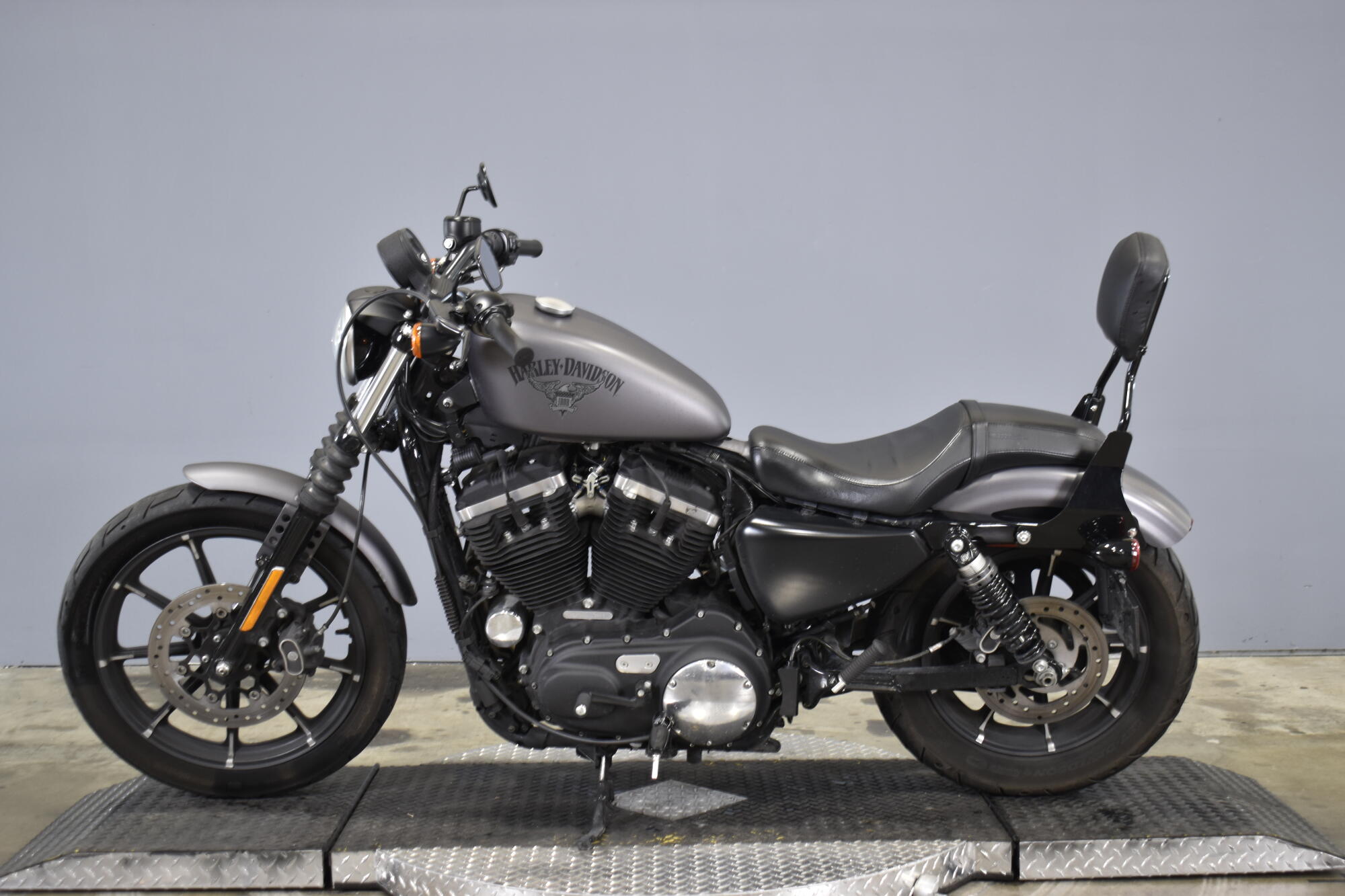 2016 Harley-Davidson® Iron 883™ Charcoal Denim, photo 5