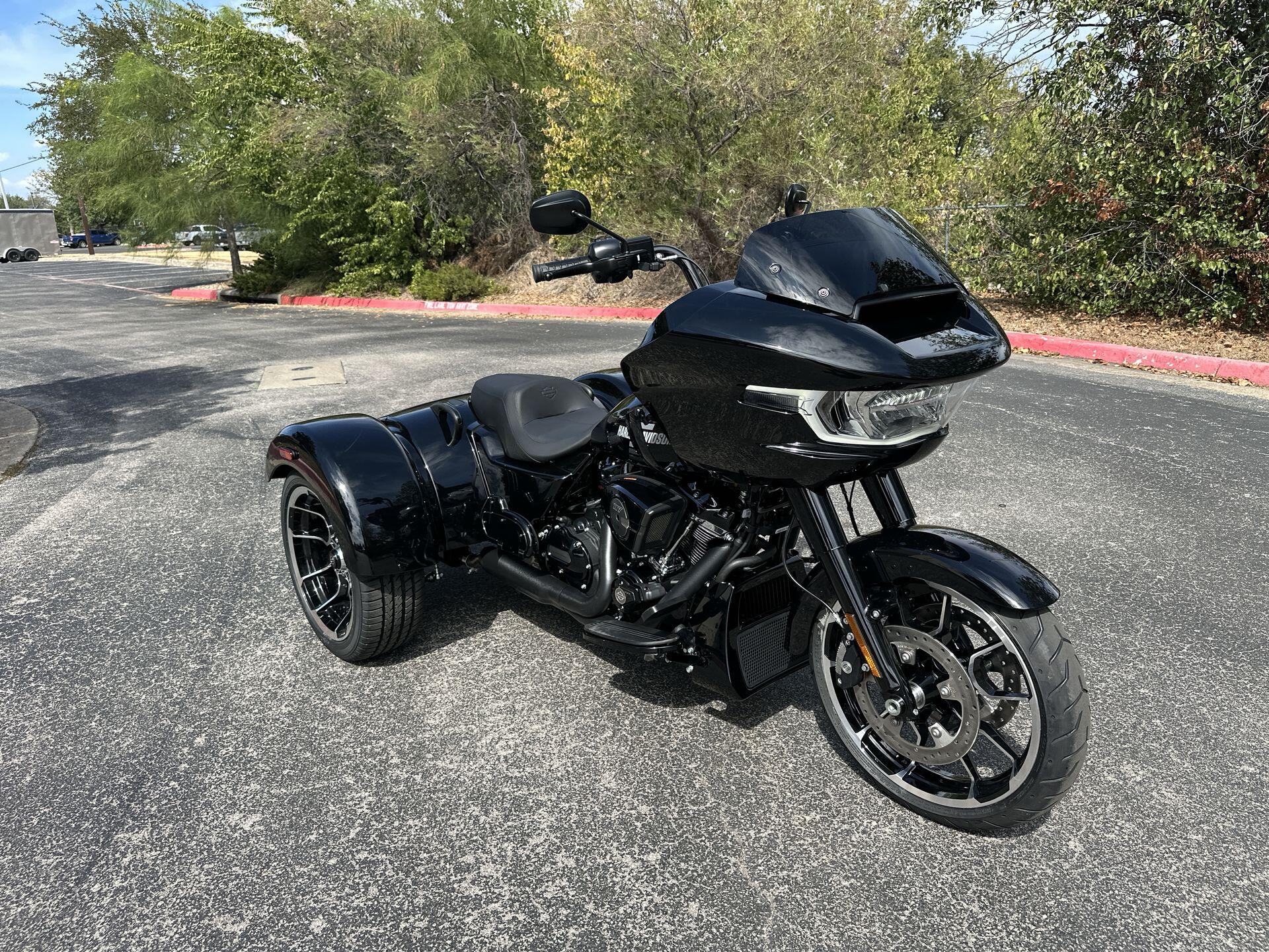 2026 Harley-Davidson® Road Glide 3 FLTRT, photo 4