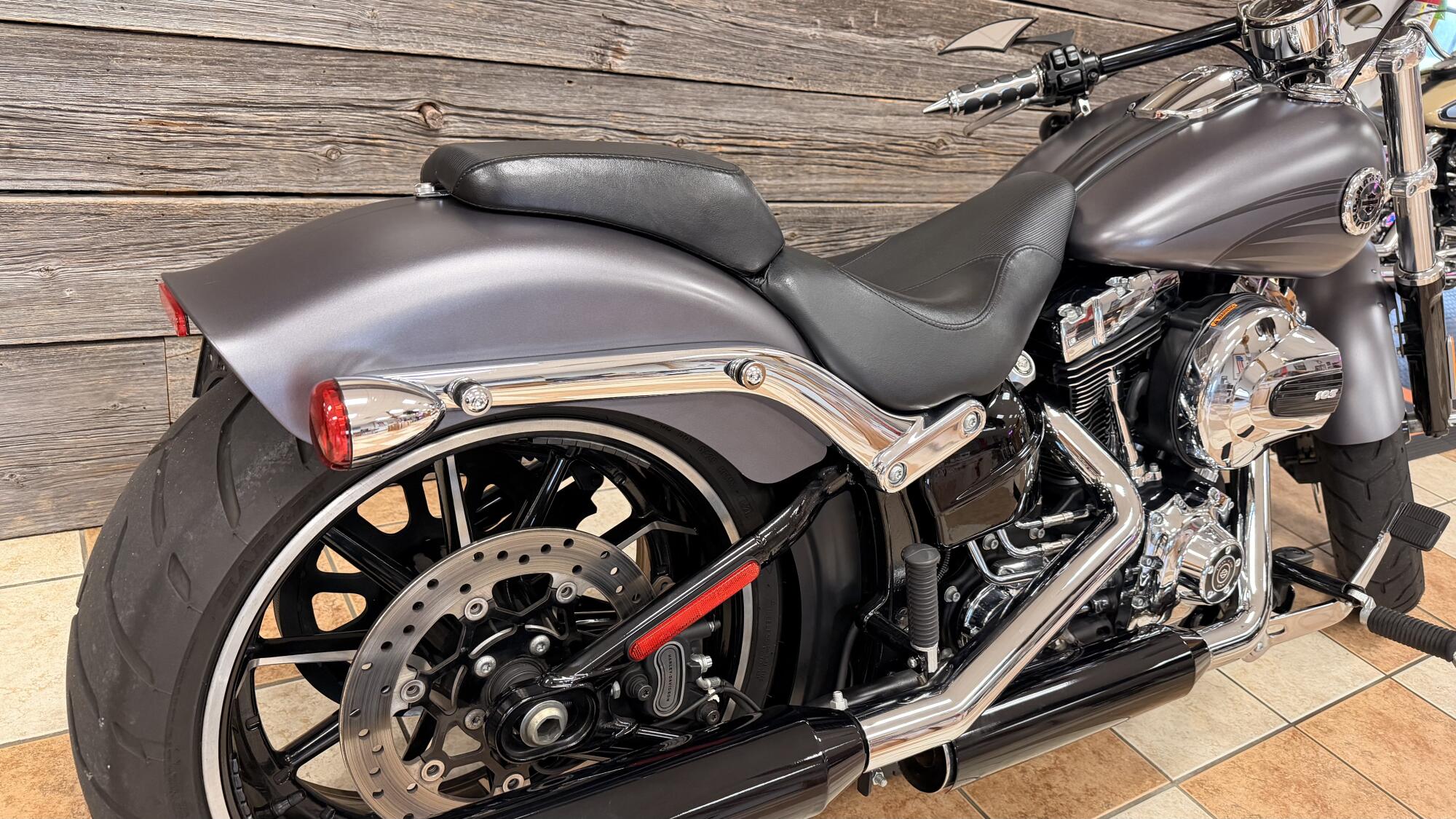 2016 Harley-Davidson® Breakout® Charcoal Denim, photo 6