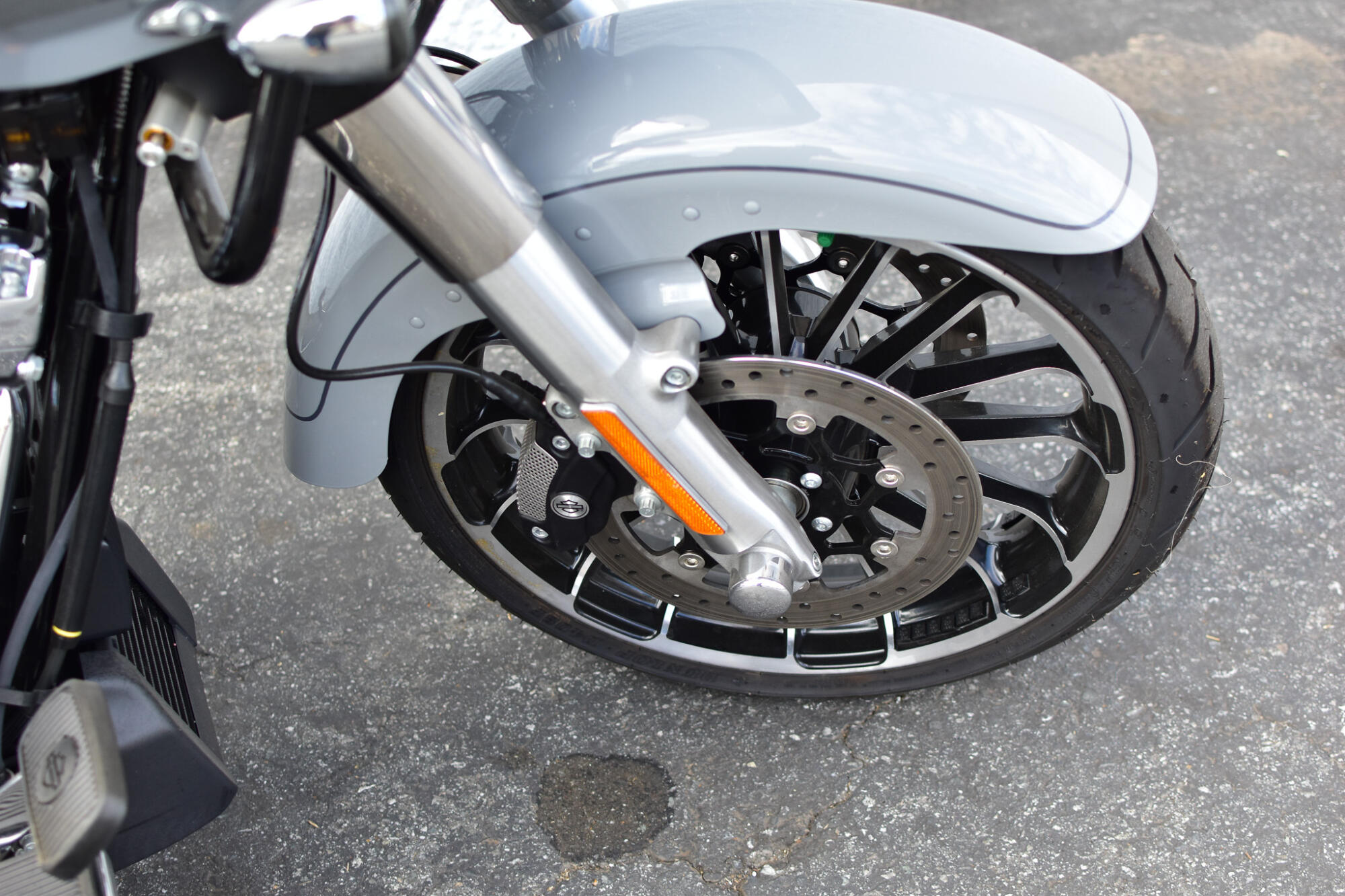2024 Harley-Davidson® Road Glide® 3 Atlas Silver Metallic – Black Finish, photo 5