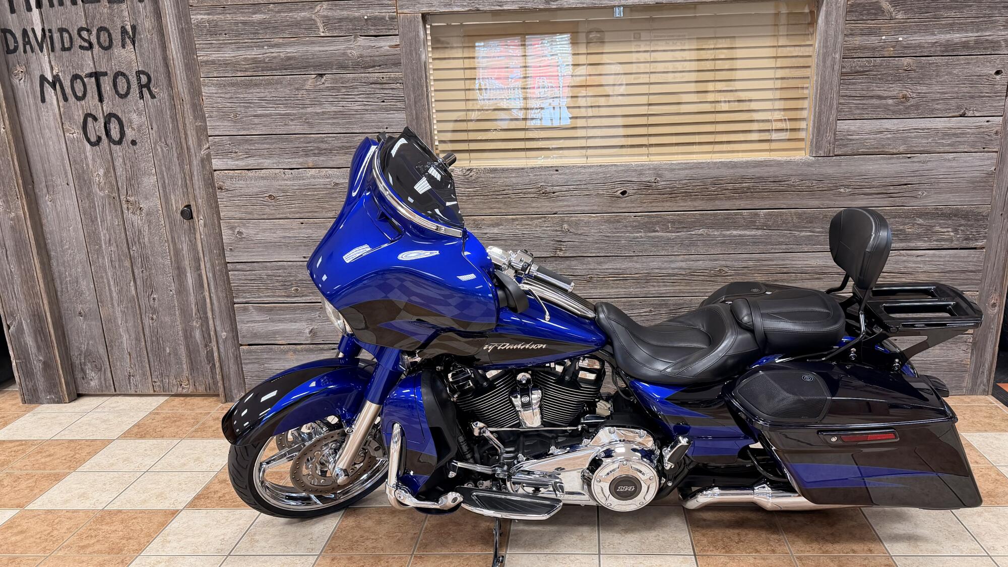 2017 Harley-Davidson® CVO™ Street Glide® Candy Cobalt/Indigo Ink with Mirror Chrome Aggressor Wheels, photo 16