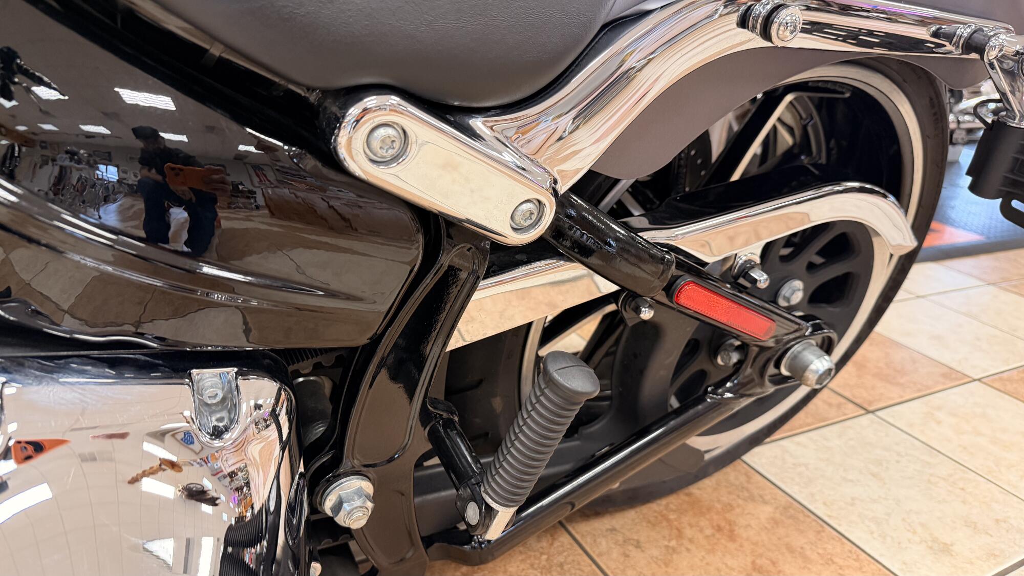 2016 Harley-Davidson® Breakout® Charcoal Denim, photo 17