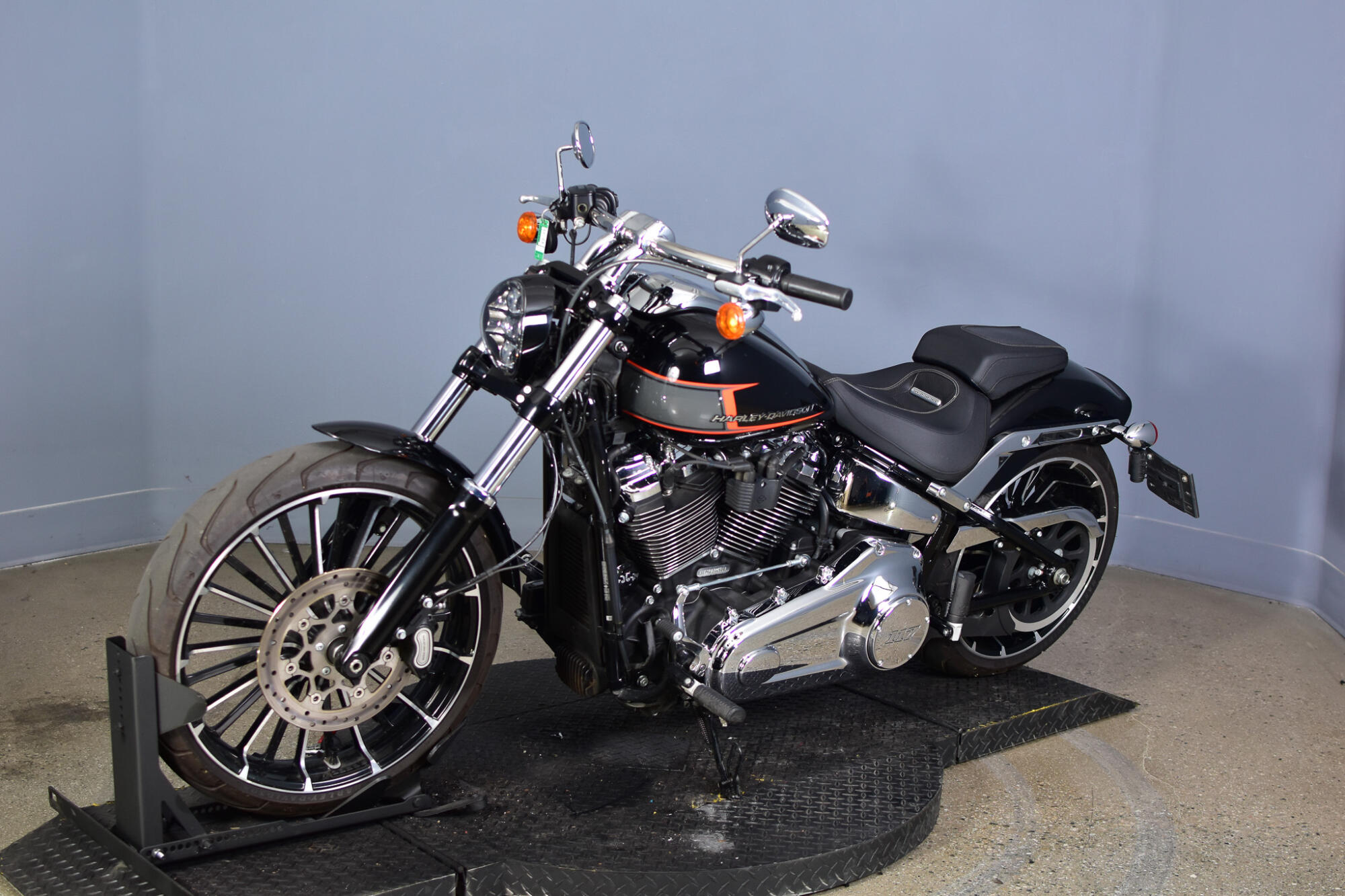 2023 Harley-Davidson® Breakout® Vivid Black, photo 4