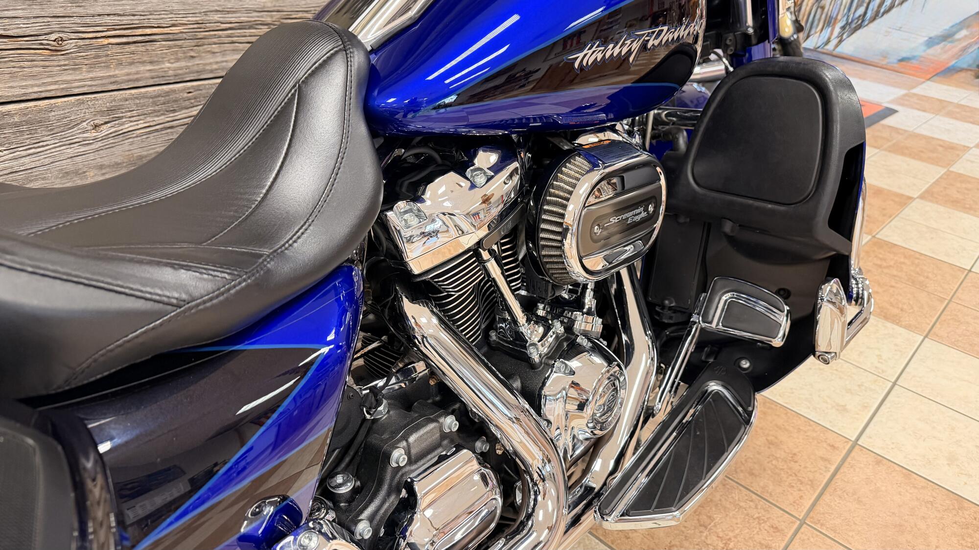 2017 Harley-Davidson® CVO™ Street Glide® Candy Cobalt/Indigo Ink with Mirror Chrome Aggressor Wheels, photo 5