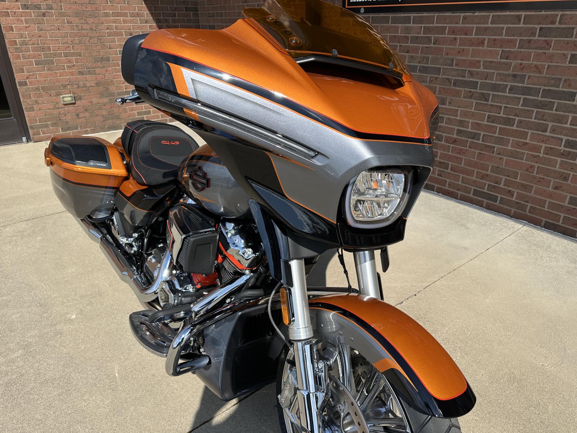 2026 Harley-Davidson CVO Street Glide FLHXSE Torched Orange, photo 8