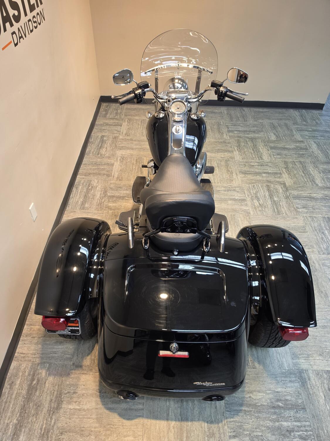 2019 Harley-Davidson® Freewheeler® Vivid Black FLRT, photo 4