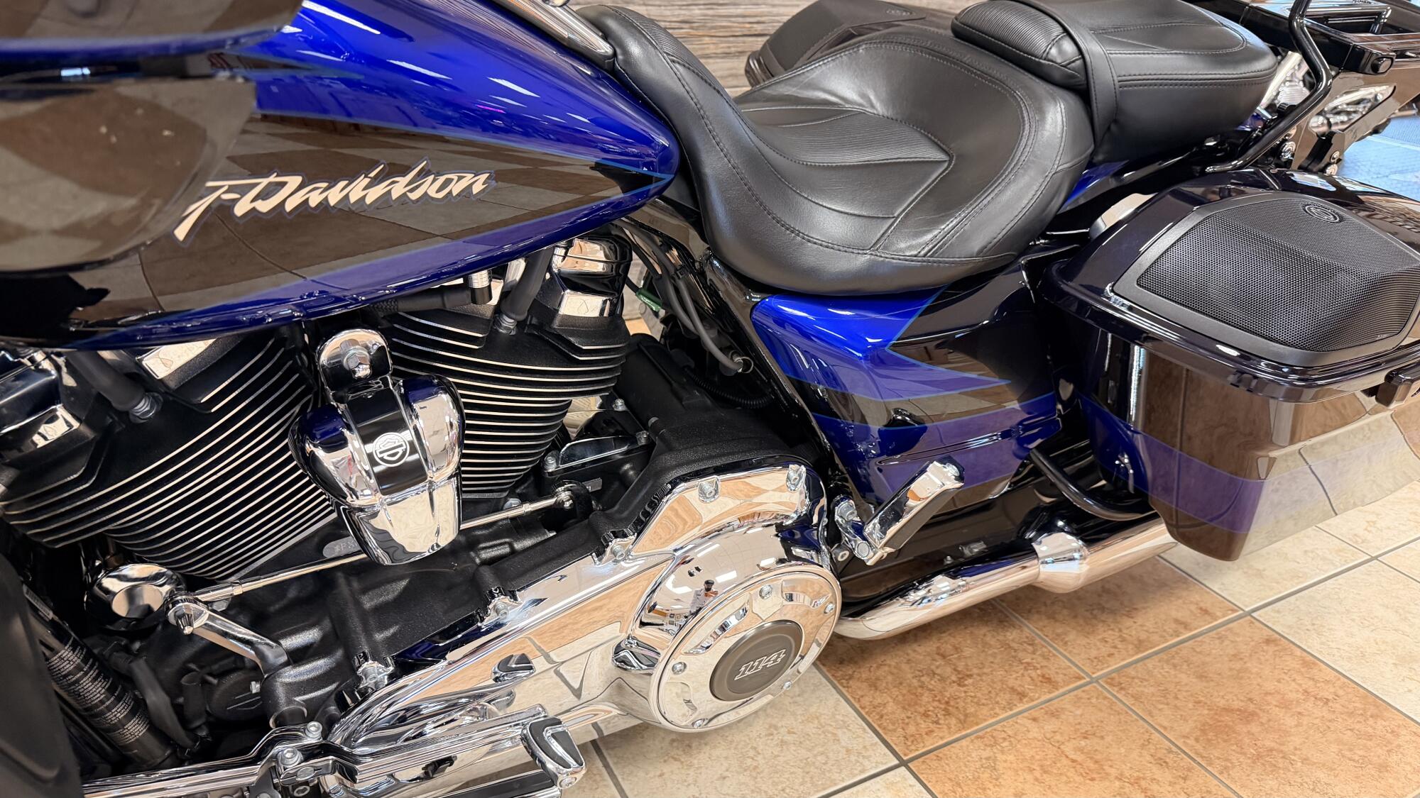2017 Harley-Davidson® CVO™ Street Glide® Candy Cobalt/Indigo Ink with Mirror Chrome Aggressor Wheels, photo 18