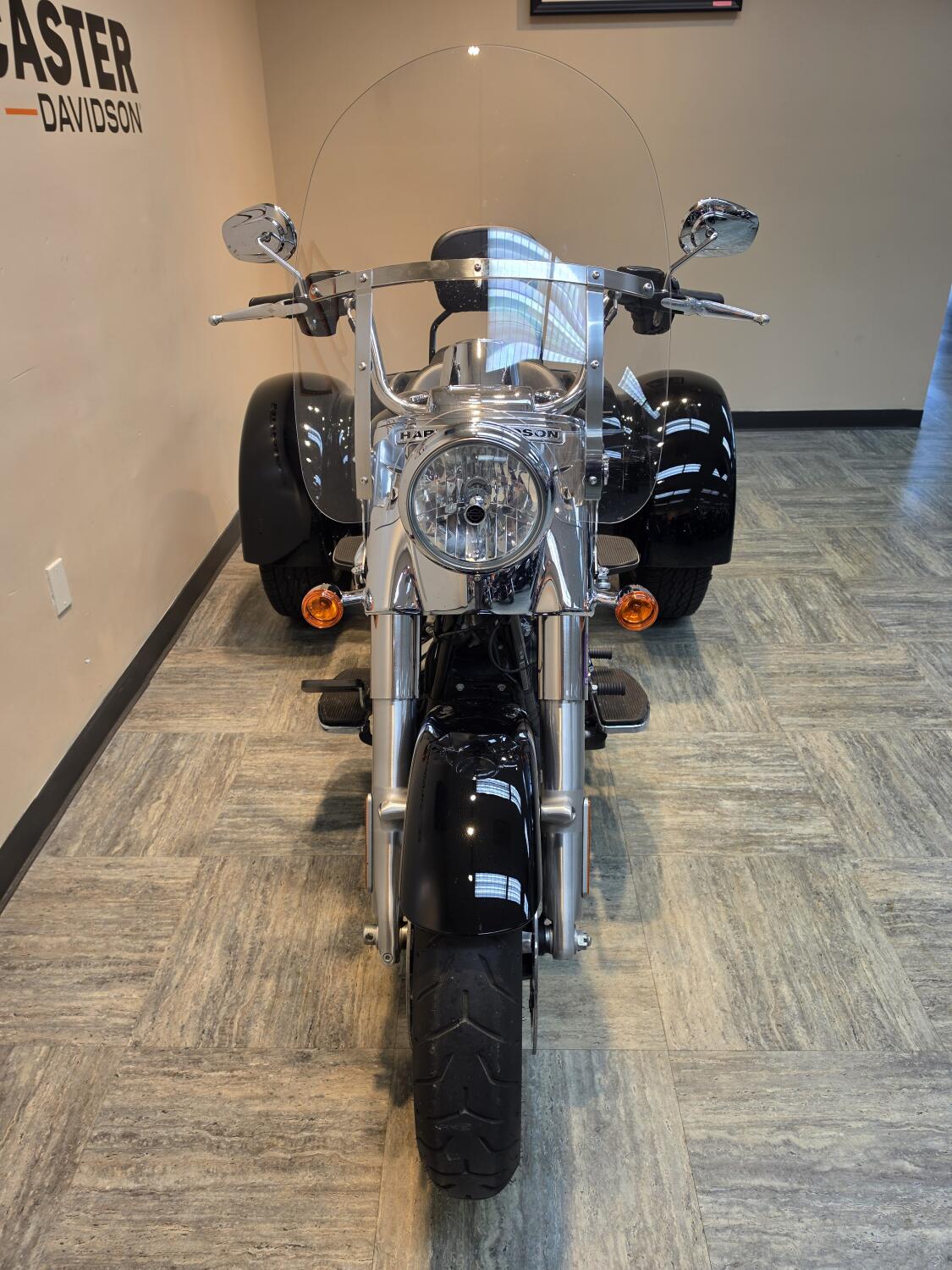 2019 Harley-Davidson® Freewheeler® Vivid Black FLRT, photo 8