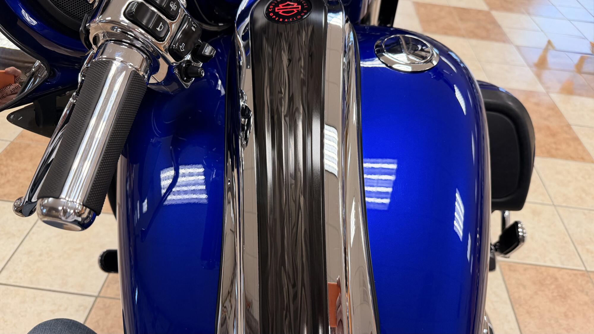 2017 Harley-Davidson® CVO™ Street Glide® Candy Cobalt/Indigo Ink with Mirror Chrome Aggressor Wheels, photo 12