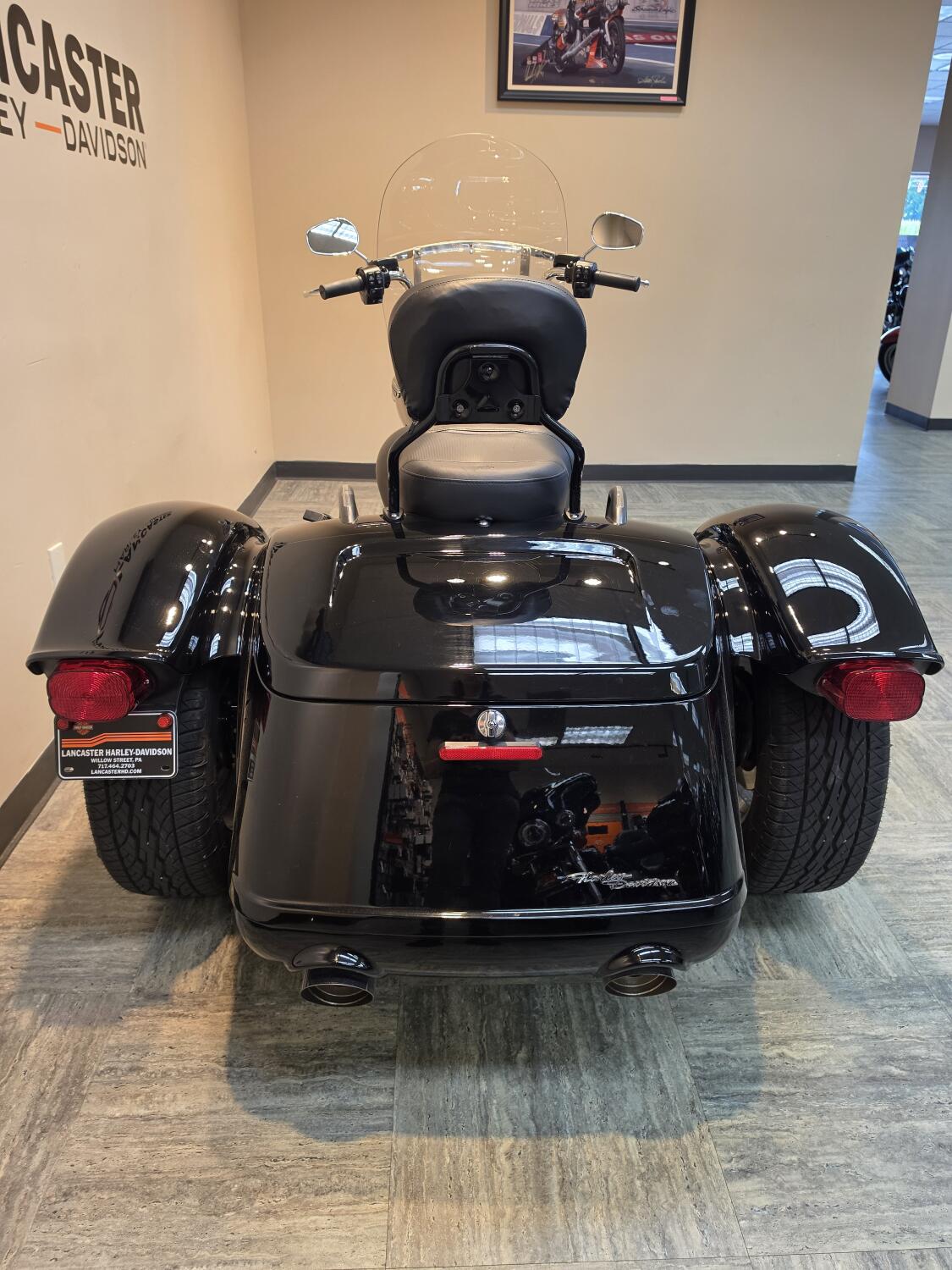 2019 Harley-Davidson® Freewheeler® Vivid Black FLRT, photo 3