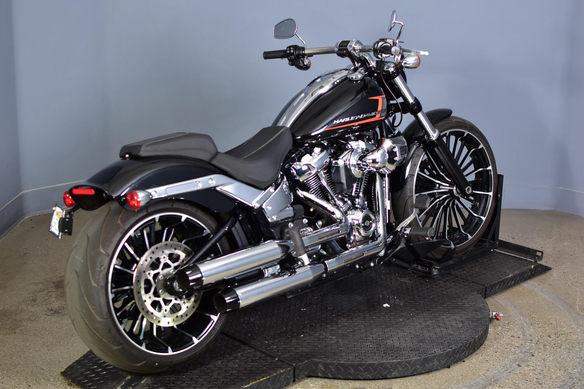 2023 Harley-Davidson® Breakout® Vivid Black, photo 8