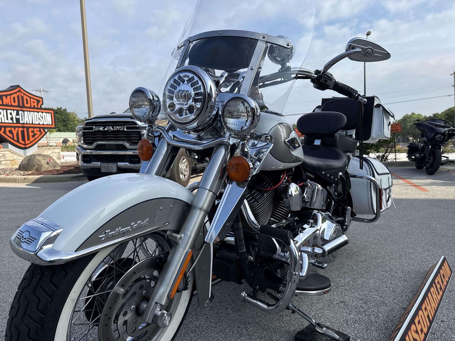 2009 Harley-Davidson® Heritage Softail® Classic Two-Tone White Gold Pearl/Pewter Pearl, photo 18