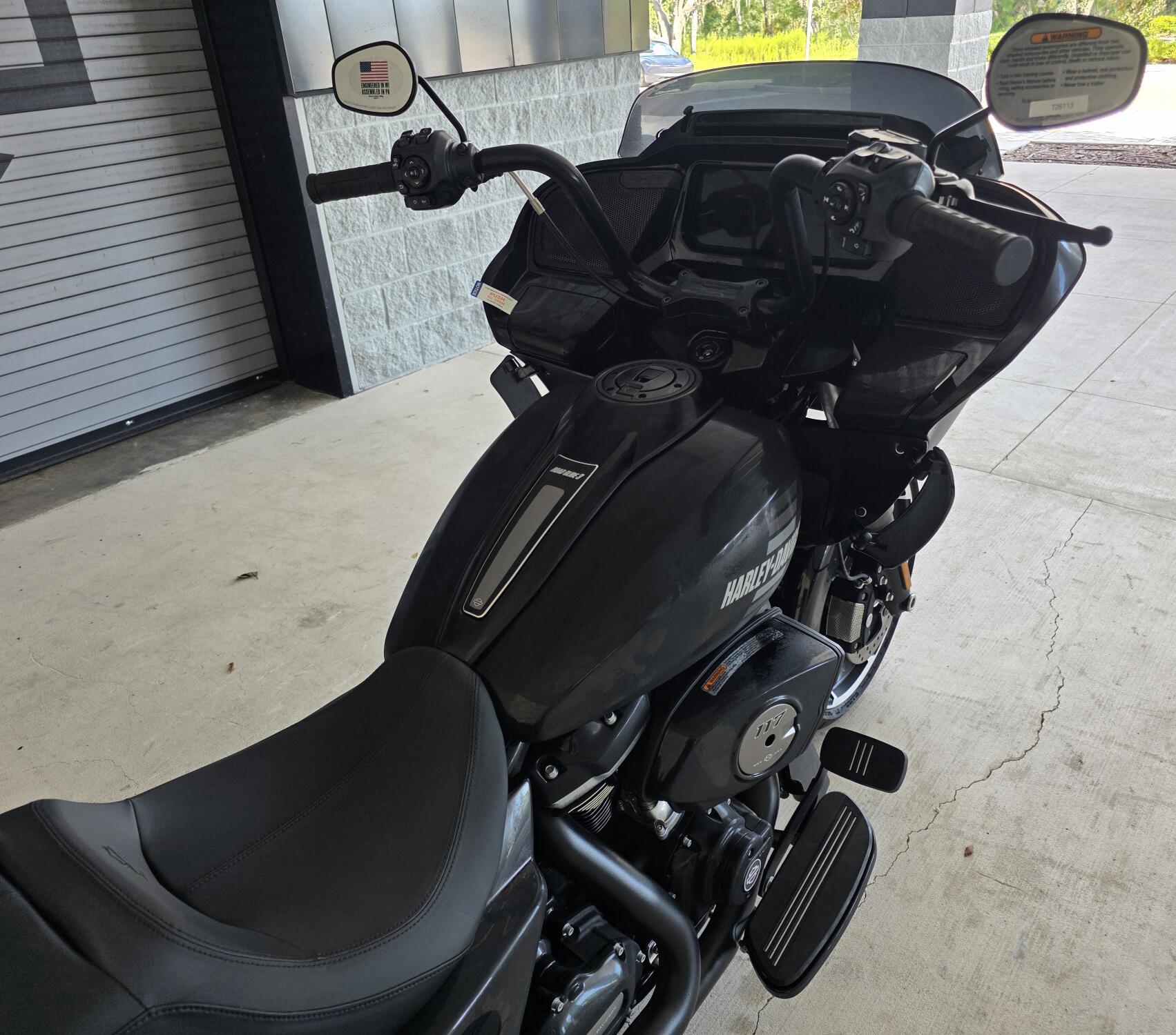 2026 Harley-Davidson® Road Glide 3 Vivid Black, photo 6