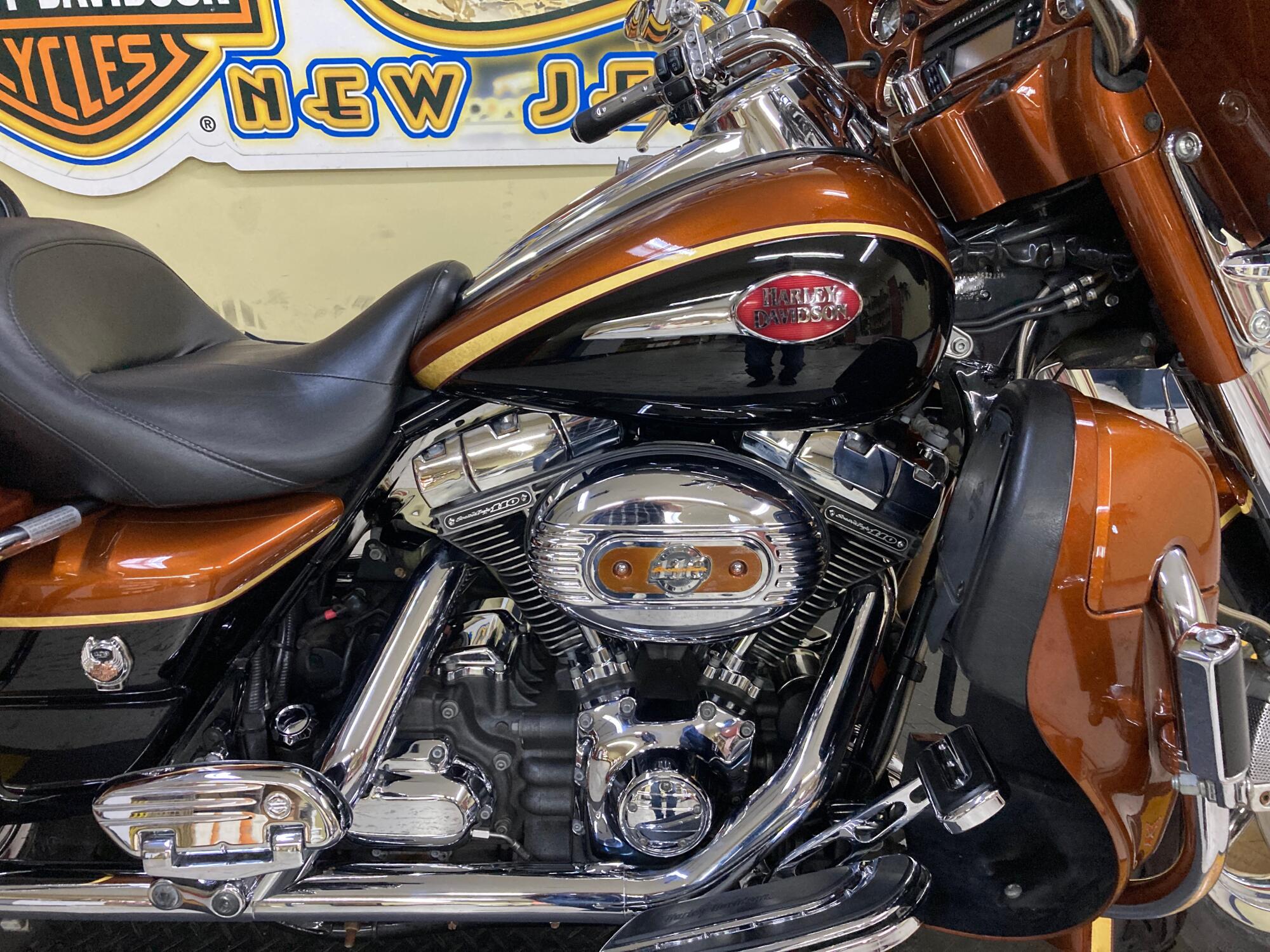 2008 Harley-Davidson® Screamin’ Eagle Ultra Classic Electra Glide Anniversary Copper Pearl/Black Ony, photo 2