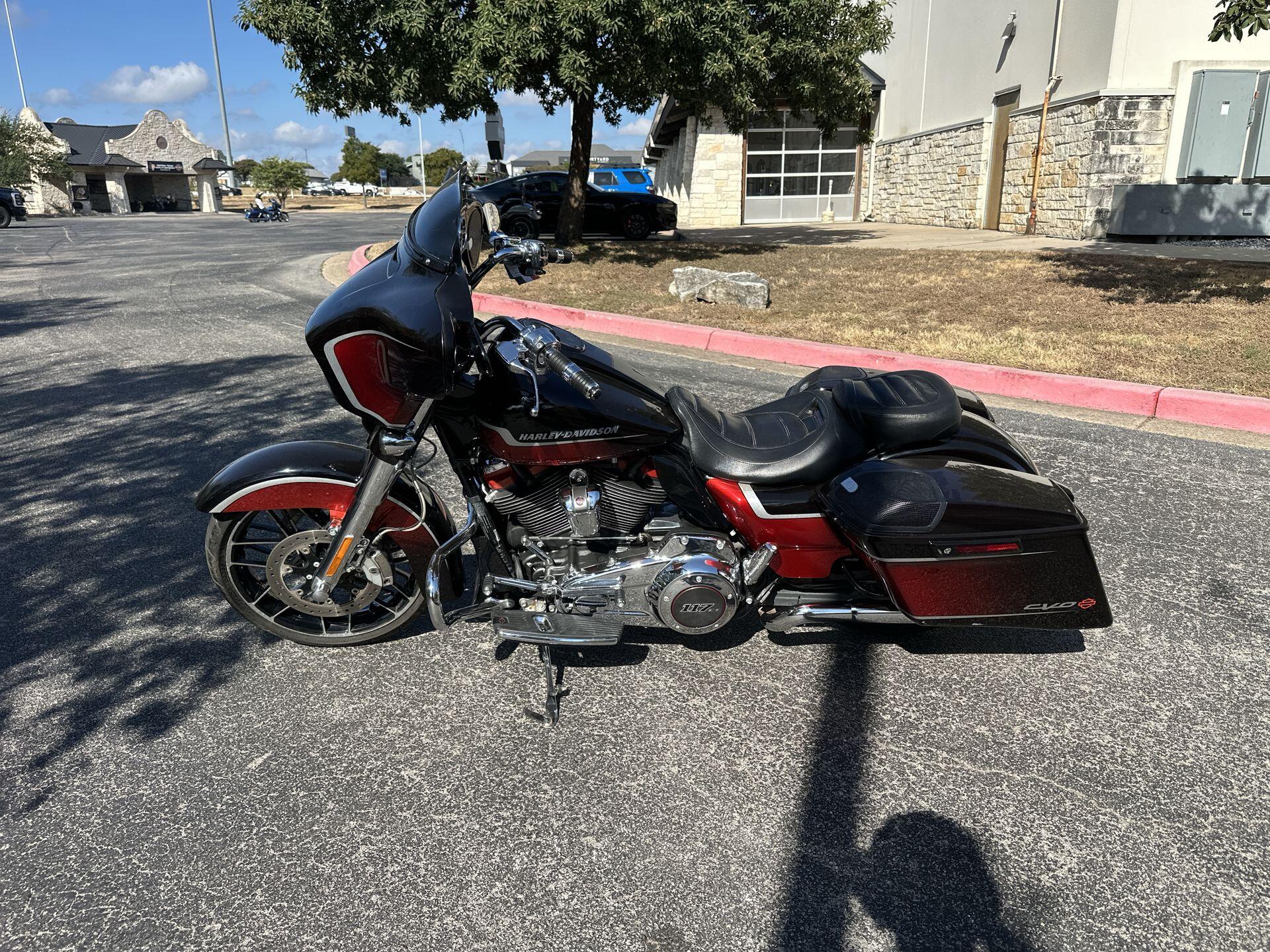 2021 Harley-Davidson® CVO™ Street Glide® FLHXSE, photo 7