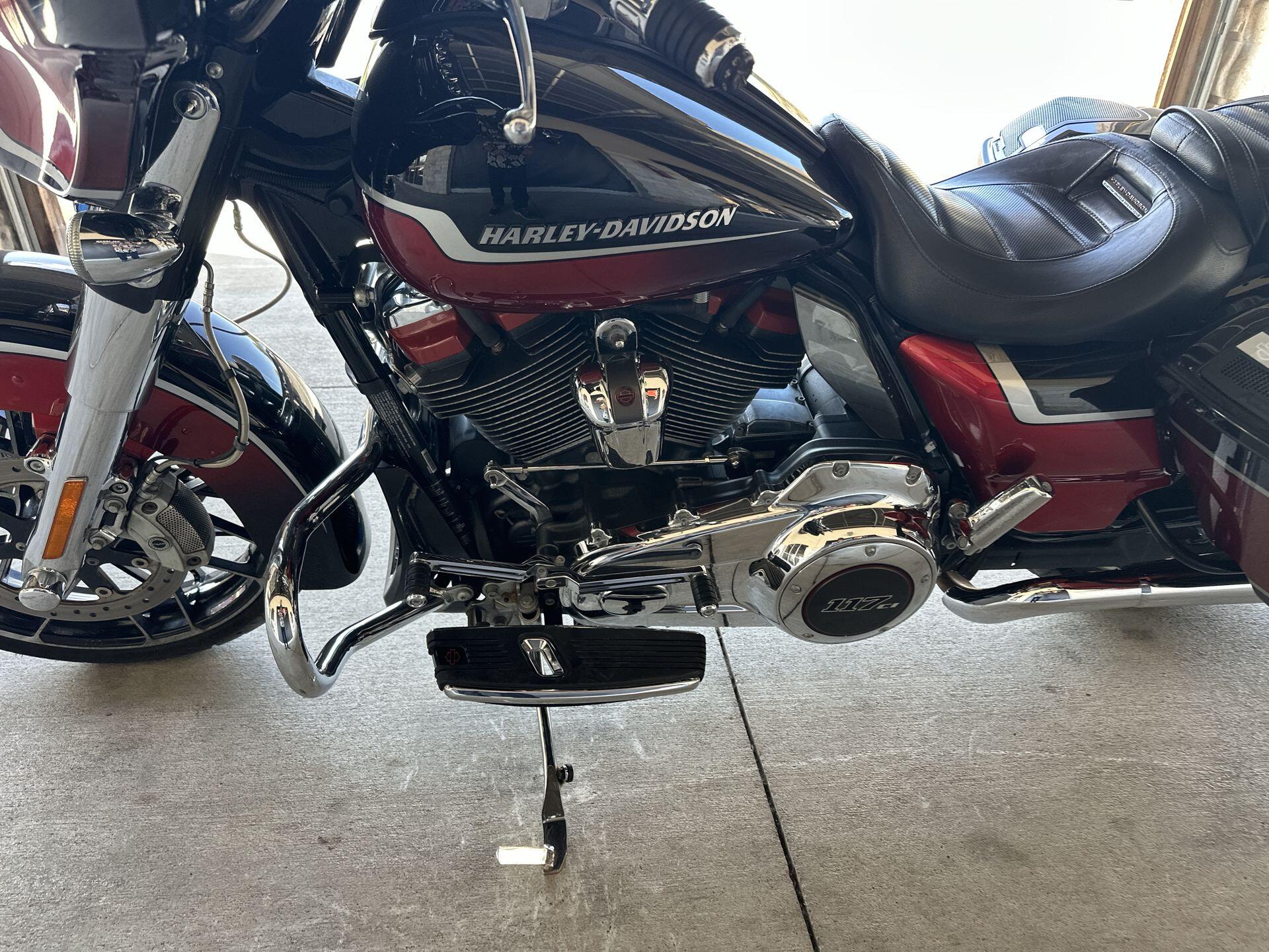 2021 Harley-Davidson® CVO™ Street Glide® FLHXSE, photo 13