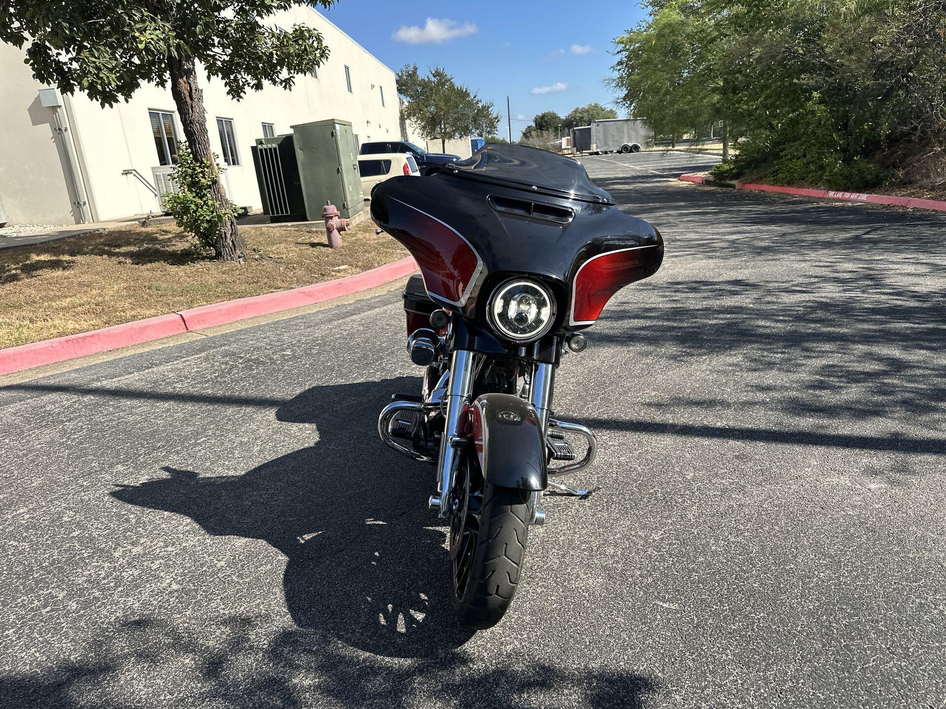 2021 Harley-Davidson® CVO™ Street Glide® FLHXSE, photo 5