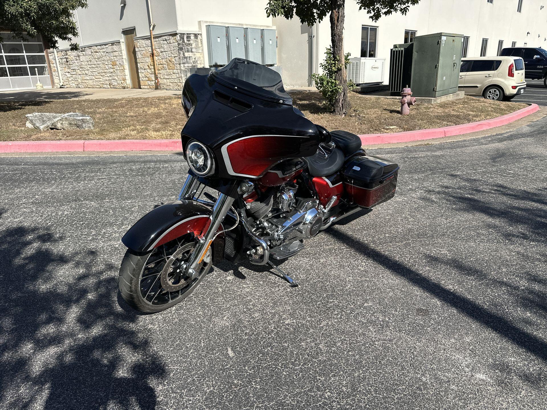 2021 Harley-Davidson® CVO™ Street Glide® FLHXSE, photo 6