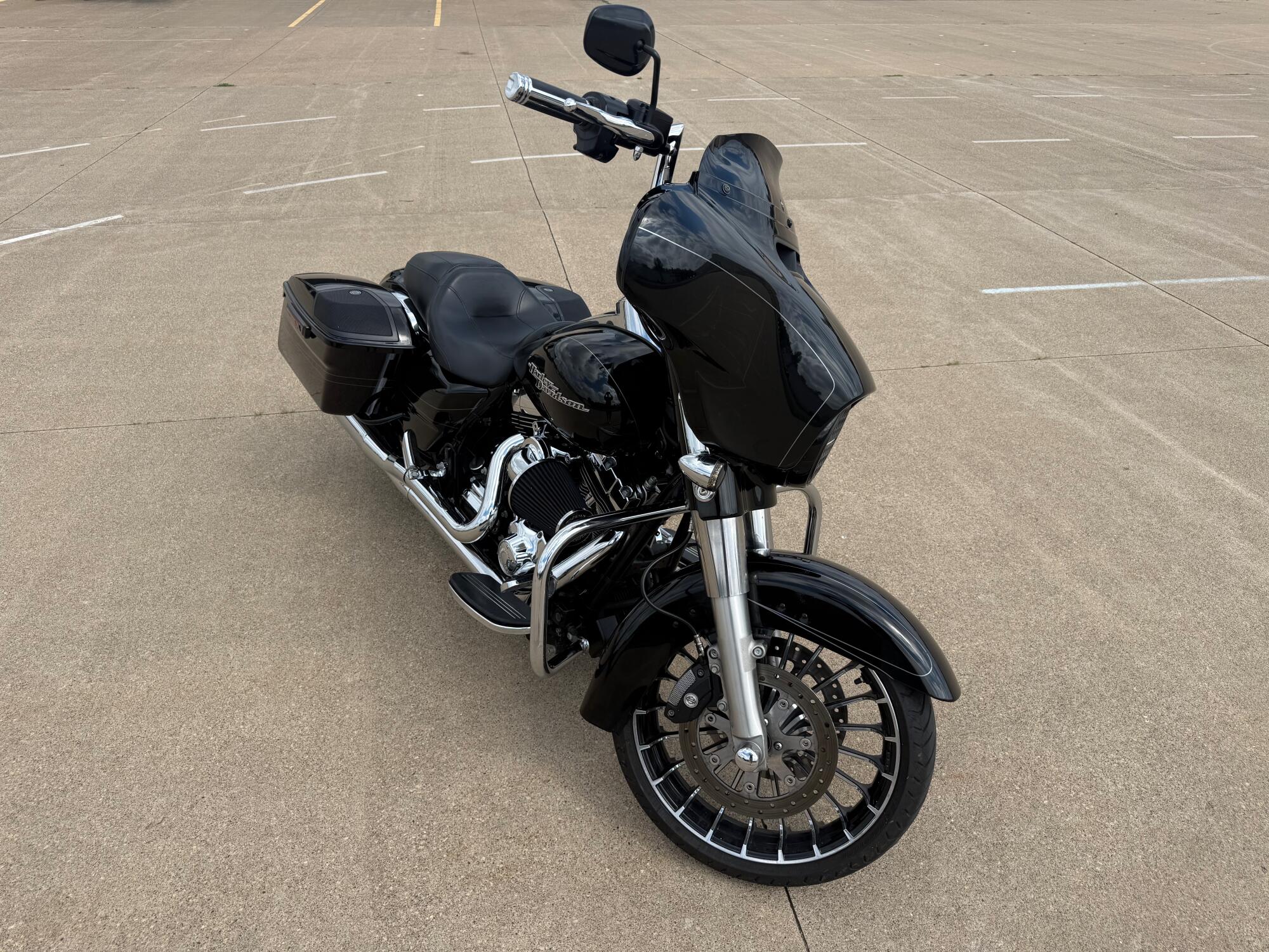 2015 Harley-Davidson® Street Glide® Special Vivid Black, photo 2