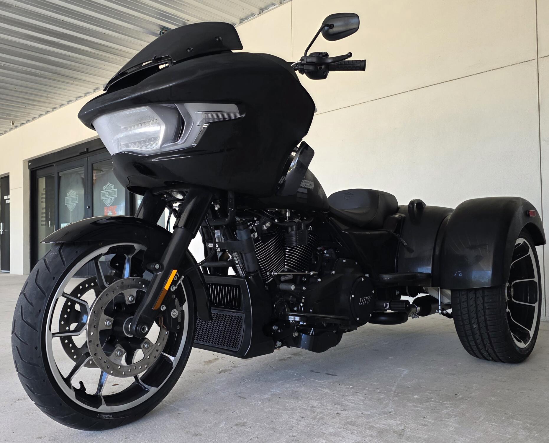 2026 Harley-Davidson® Road Glide 3 Vivid Black, photo 9