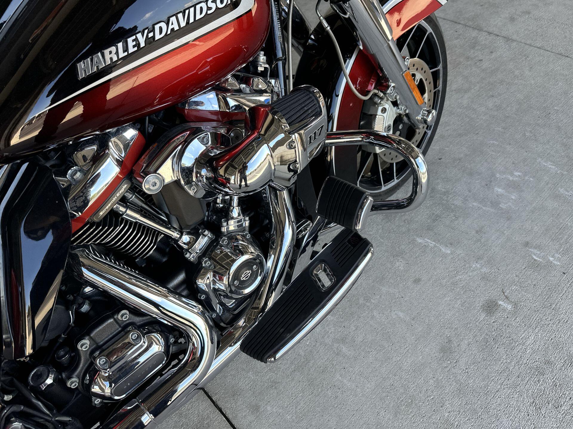 2021 Harley-Davidson® CVO™ Street Glide® FLHXSE, photo 17