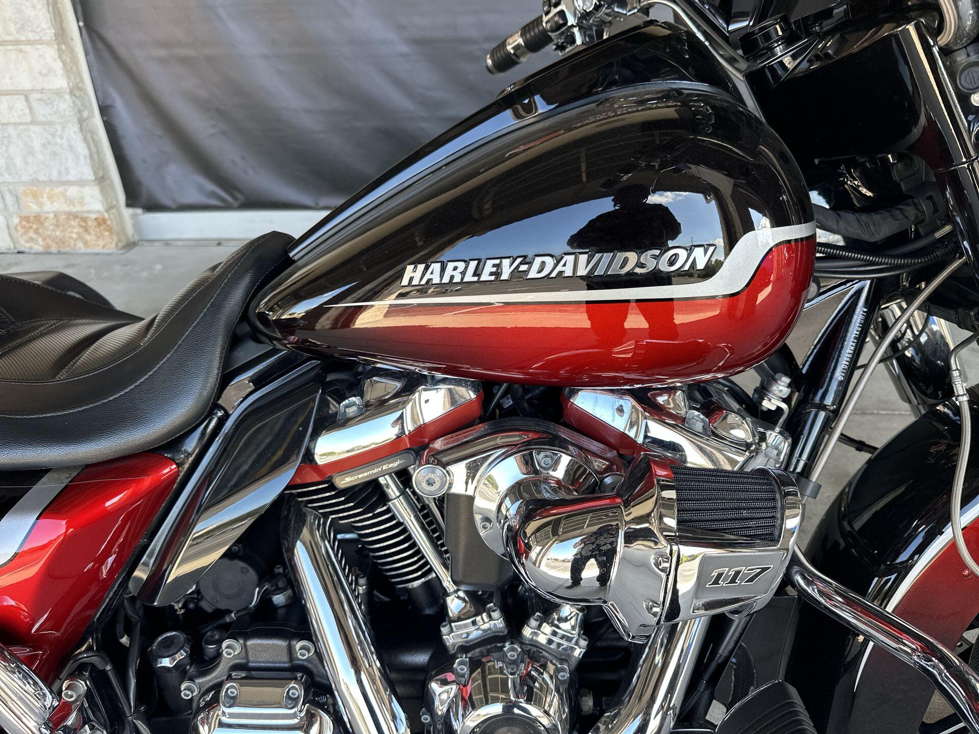2021 Harley-Davidson® CVO™ Street Glide® FLHXSE, photo 14
