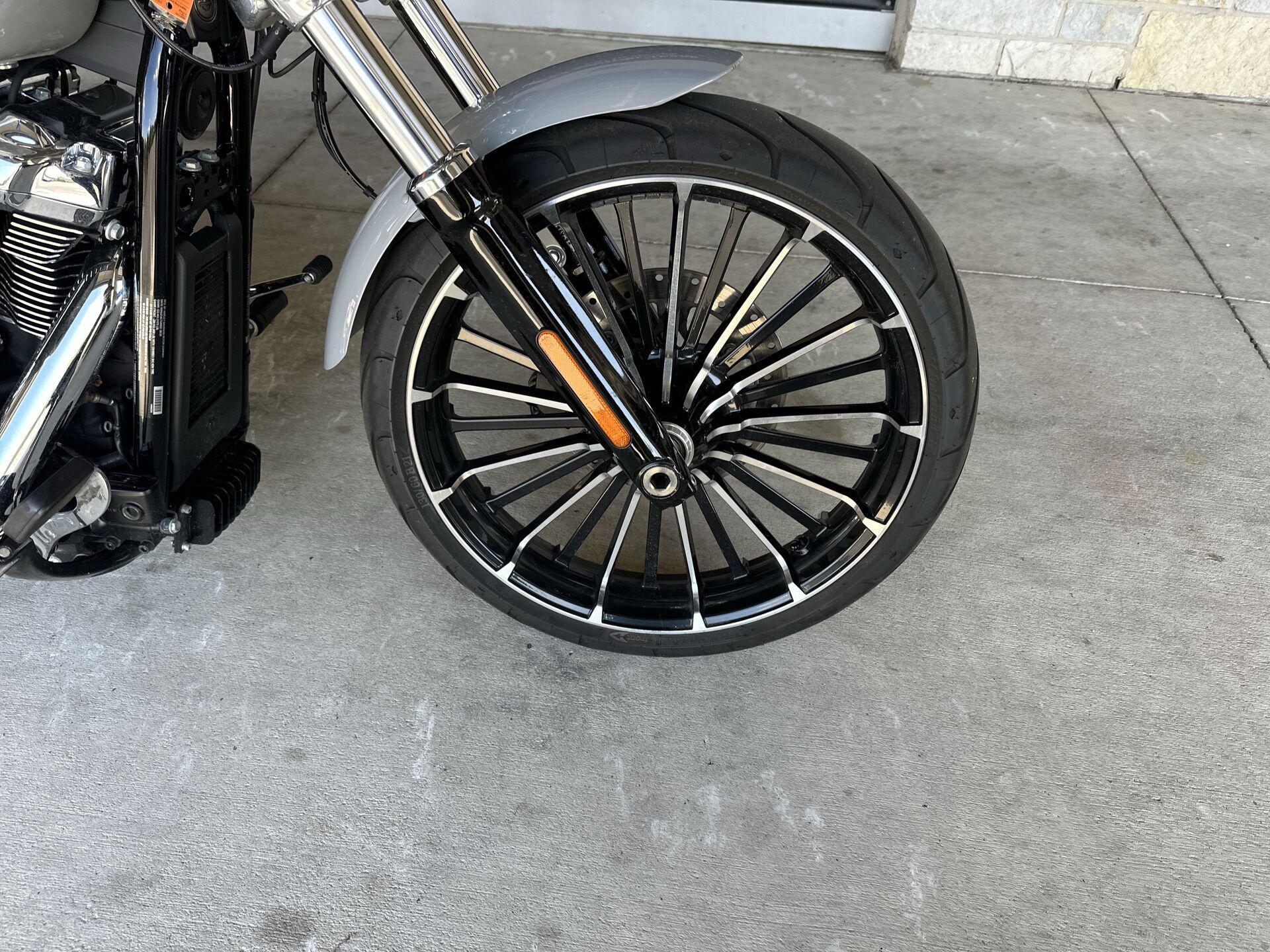 2025 Harley-Davidson® Breakout™ FXBR, photo 12