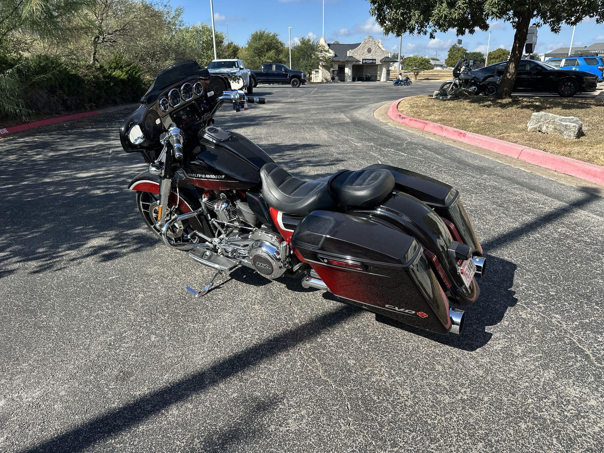 2021 Harley-Davidson® CVO™ Street Glide® FLHXSE, photo 8